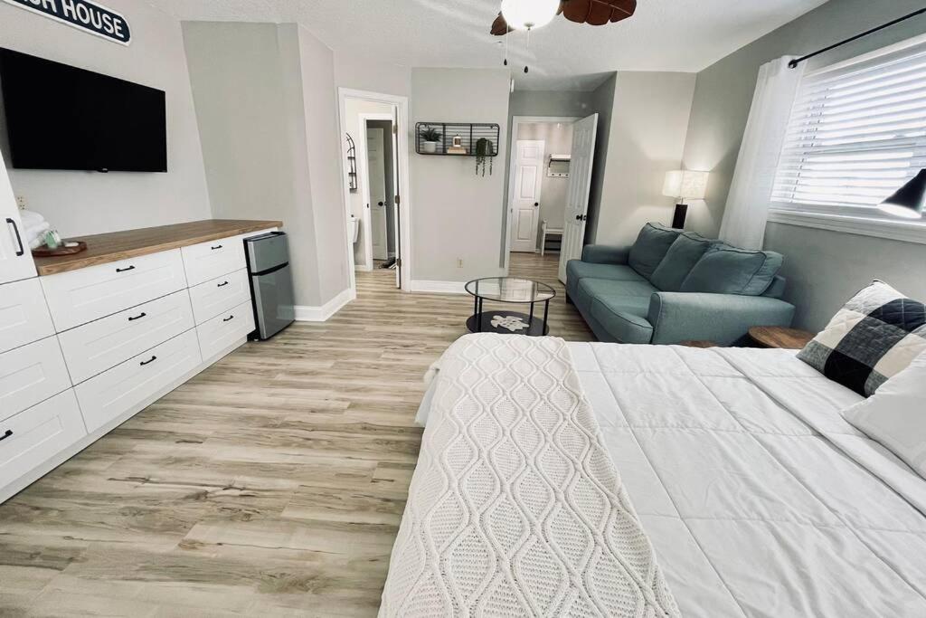 Three-Bedroom House - Photo 9