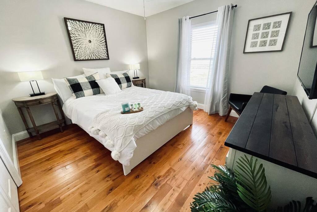 Three-Bedroom House - Photo 28