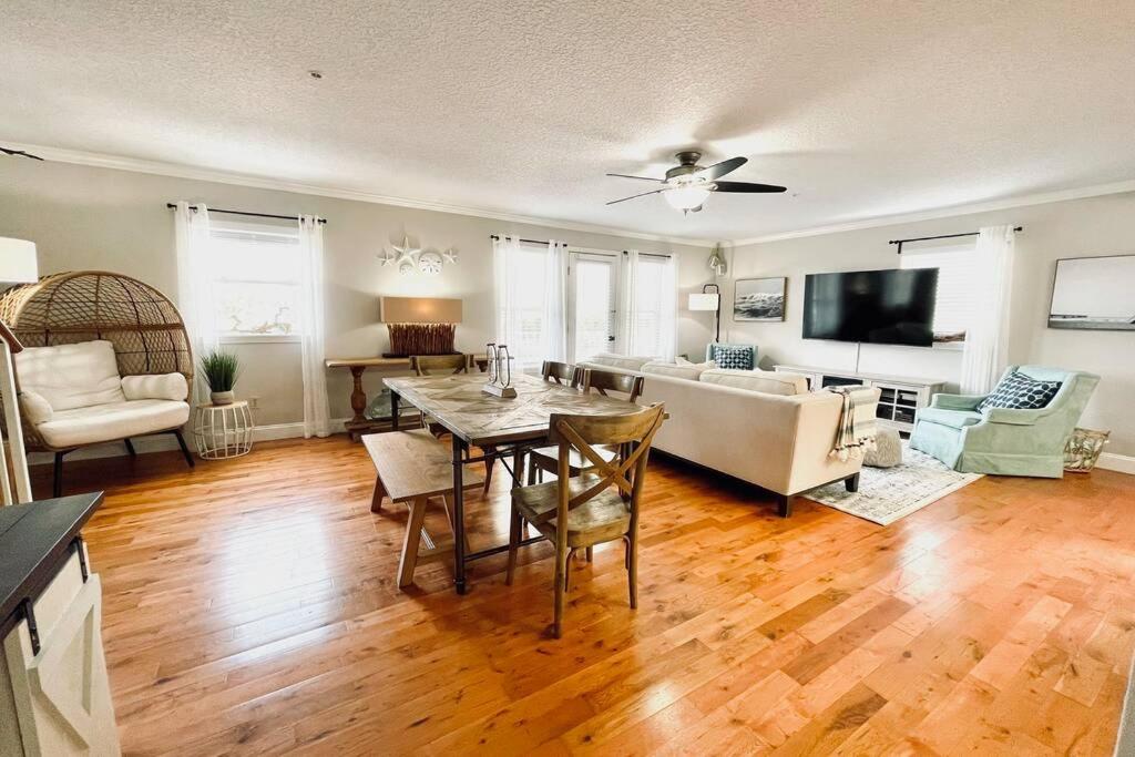 Three-Bedroom House - Photo 29