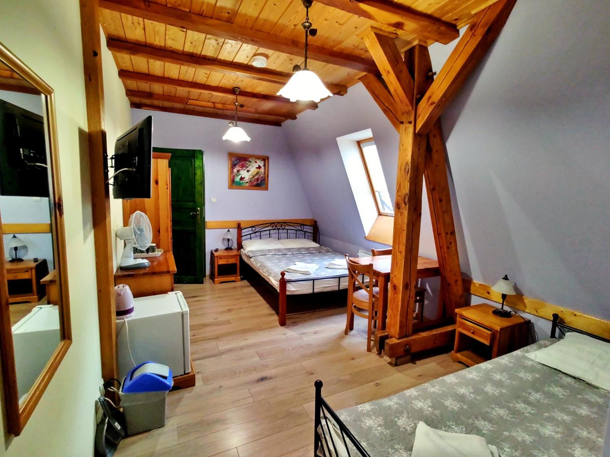 Triple Room with Private Bathroom - Photo 10