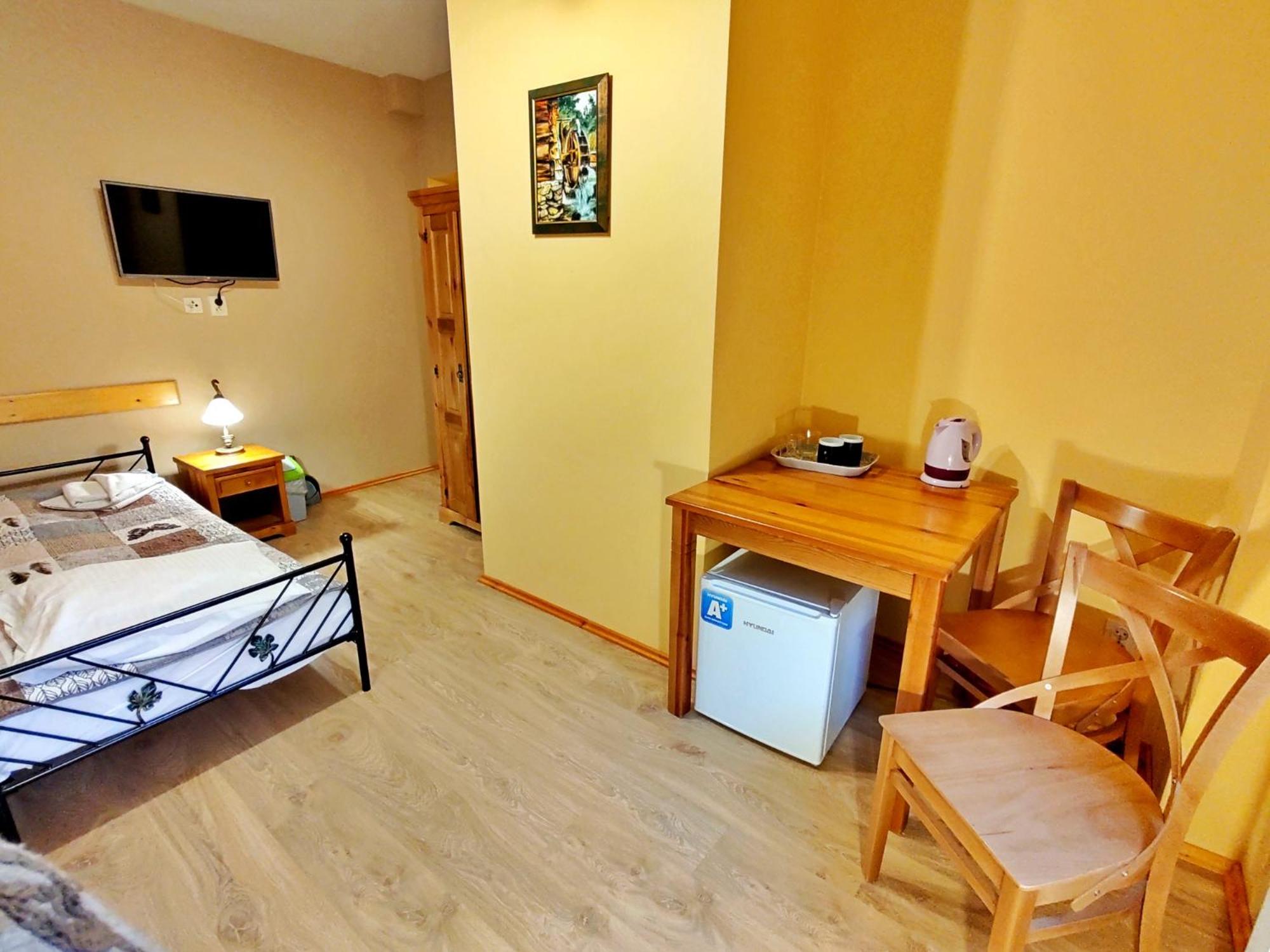 Twin Room with Private Bathroom - Photo 2