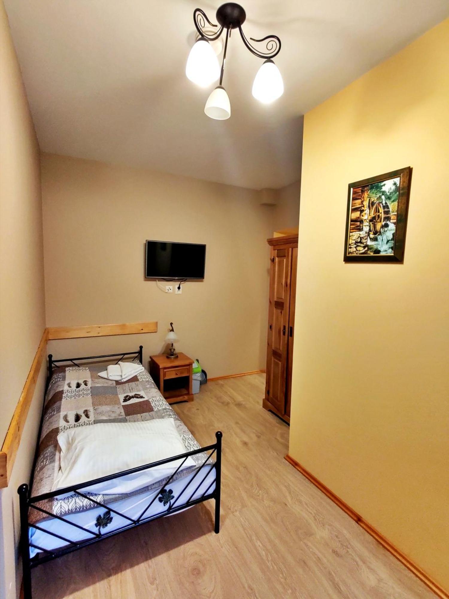 Twin Room with Private Bathroom - Photo 9