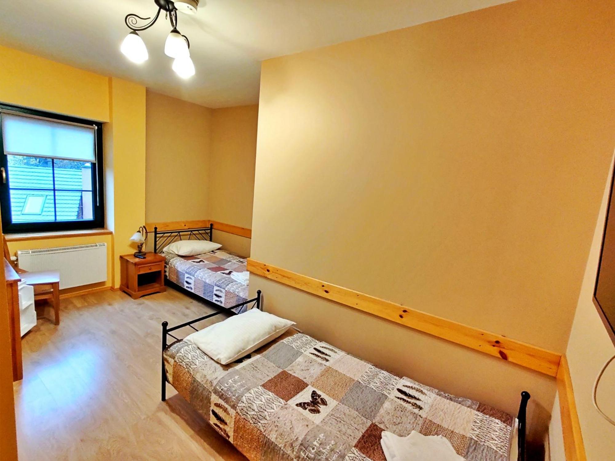 Twin Room with Private Bathroom - Photo 5