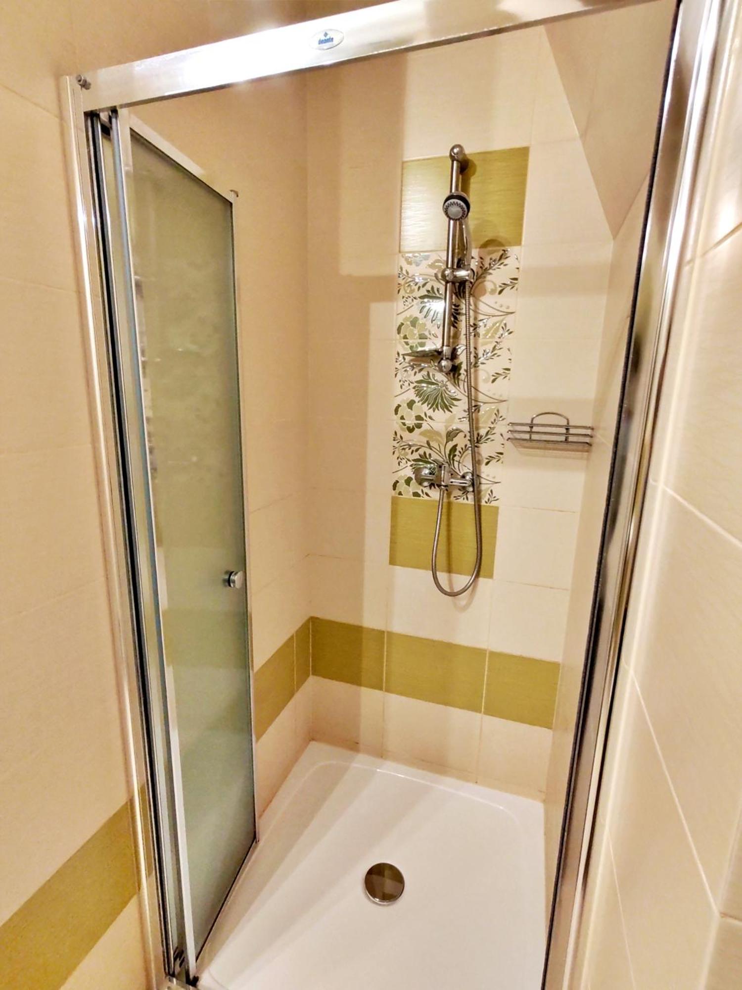 Twin Room with Private Bathroom - Photo 10