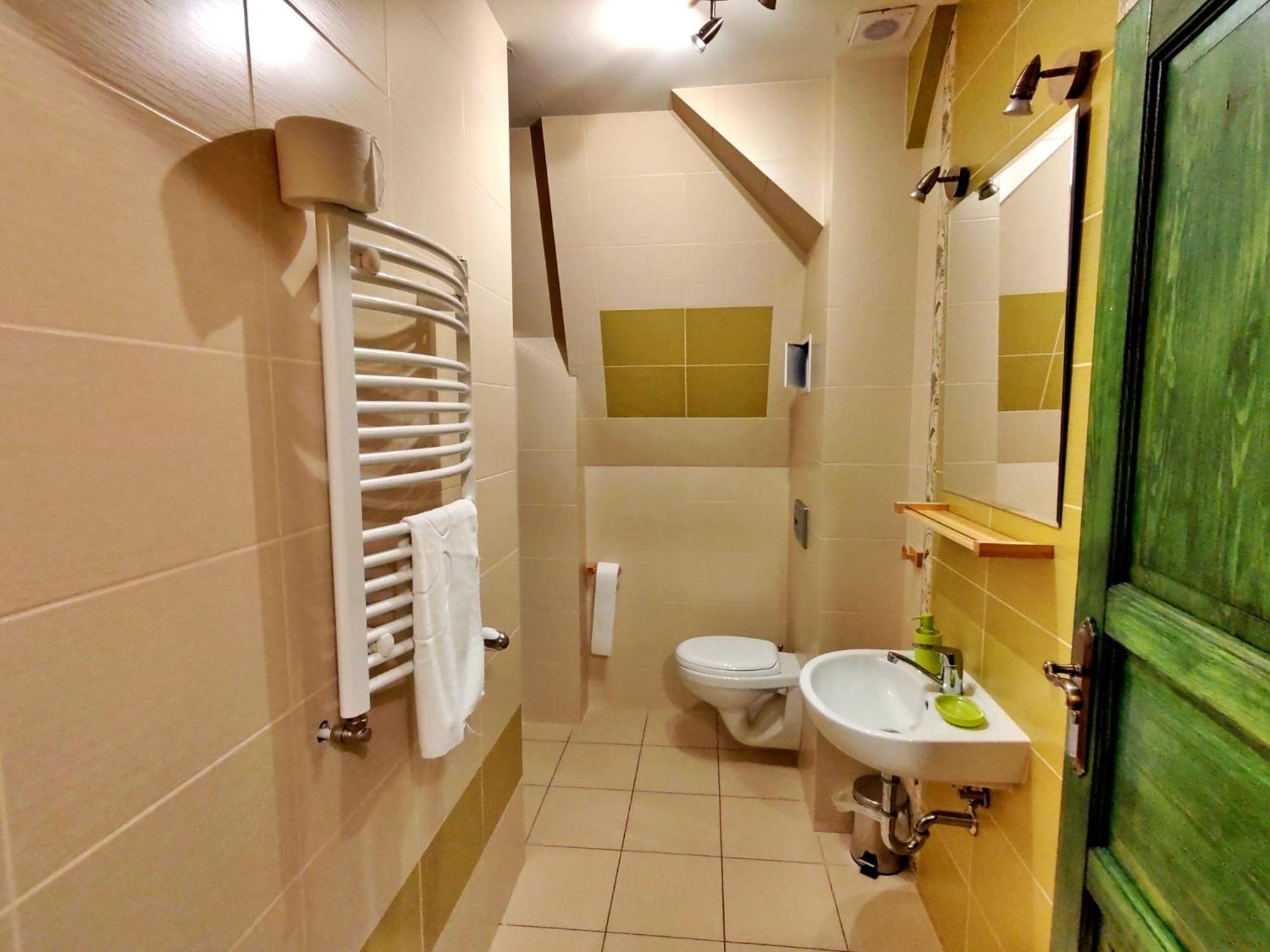 Twin Room with Private Bathroom - Photo 6