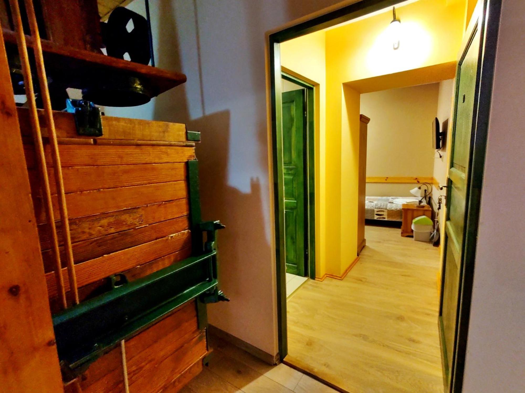Twin Room with Private Bathroom - Photo 4