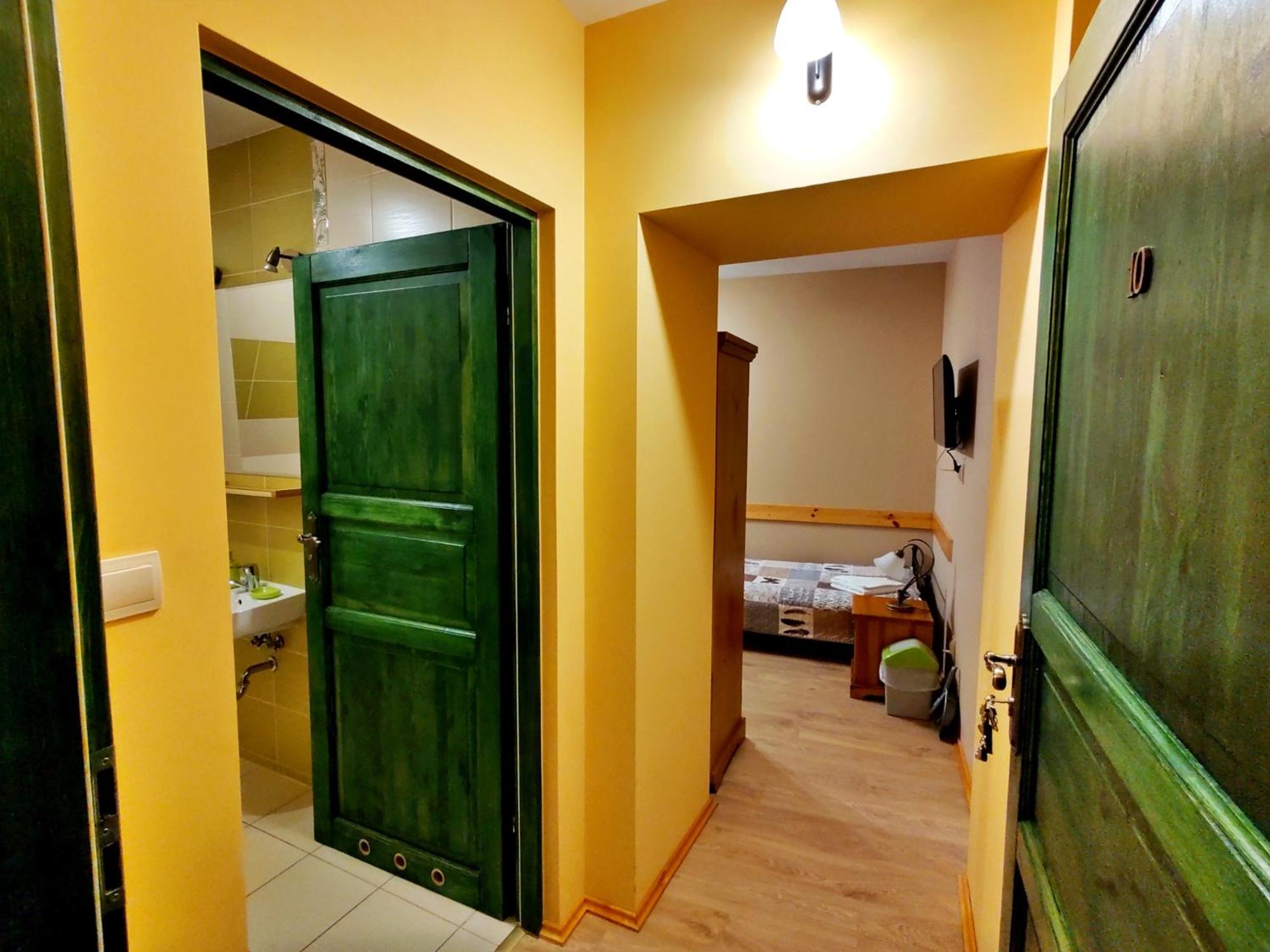 Twin Room with Private Bathroom - Photo 7