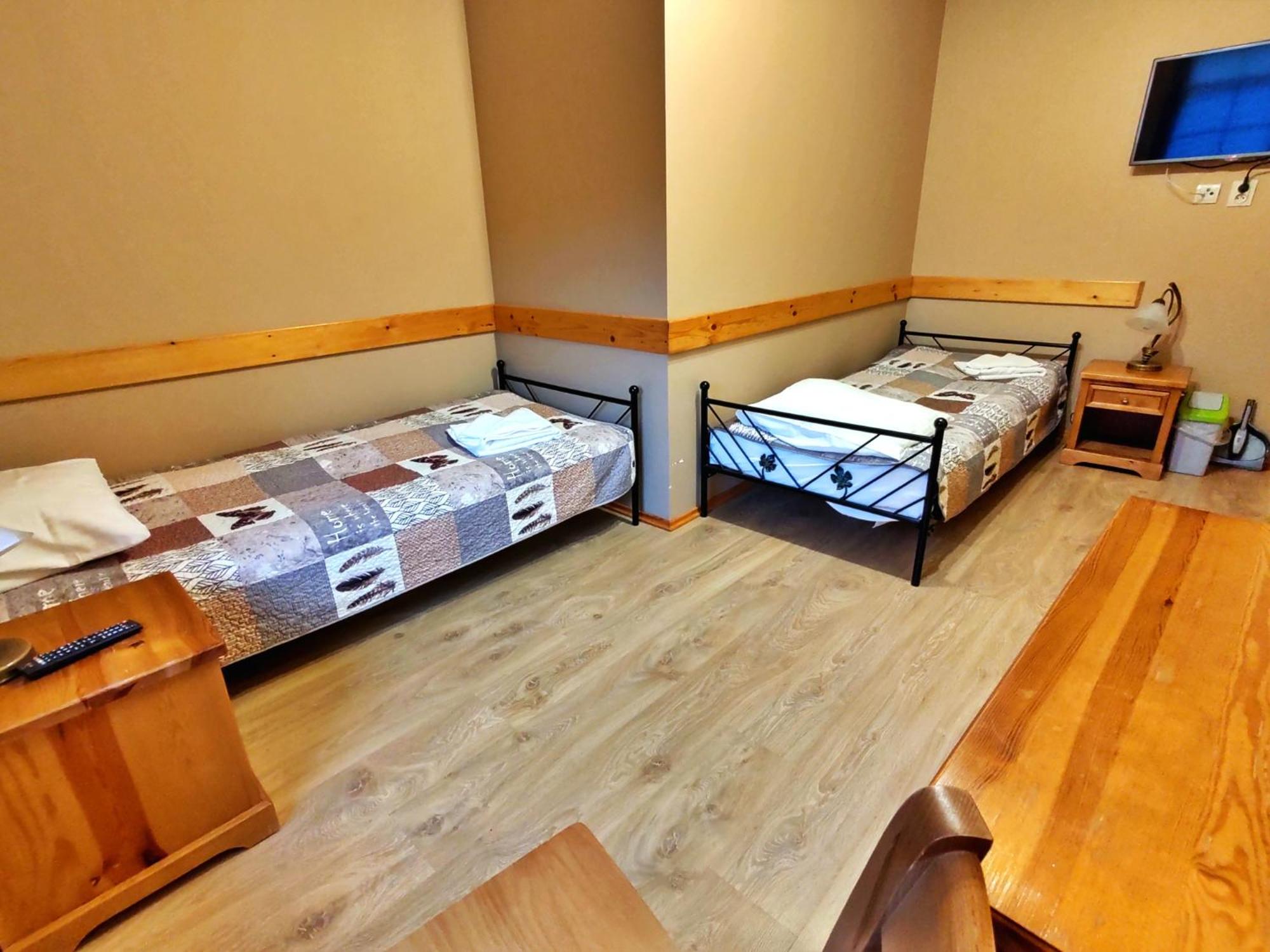 Twin Room with Private Bathroom - Photo 8