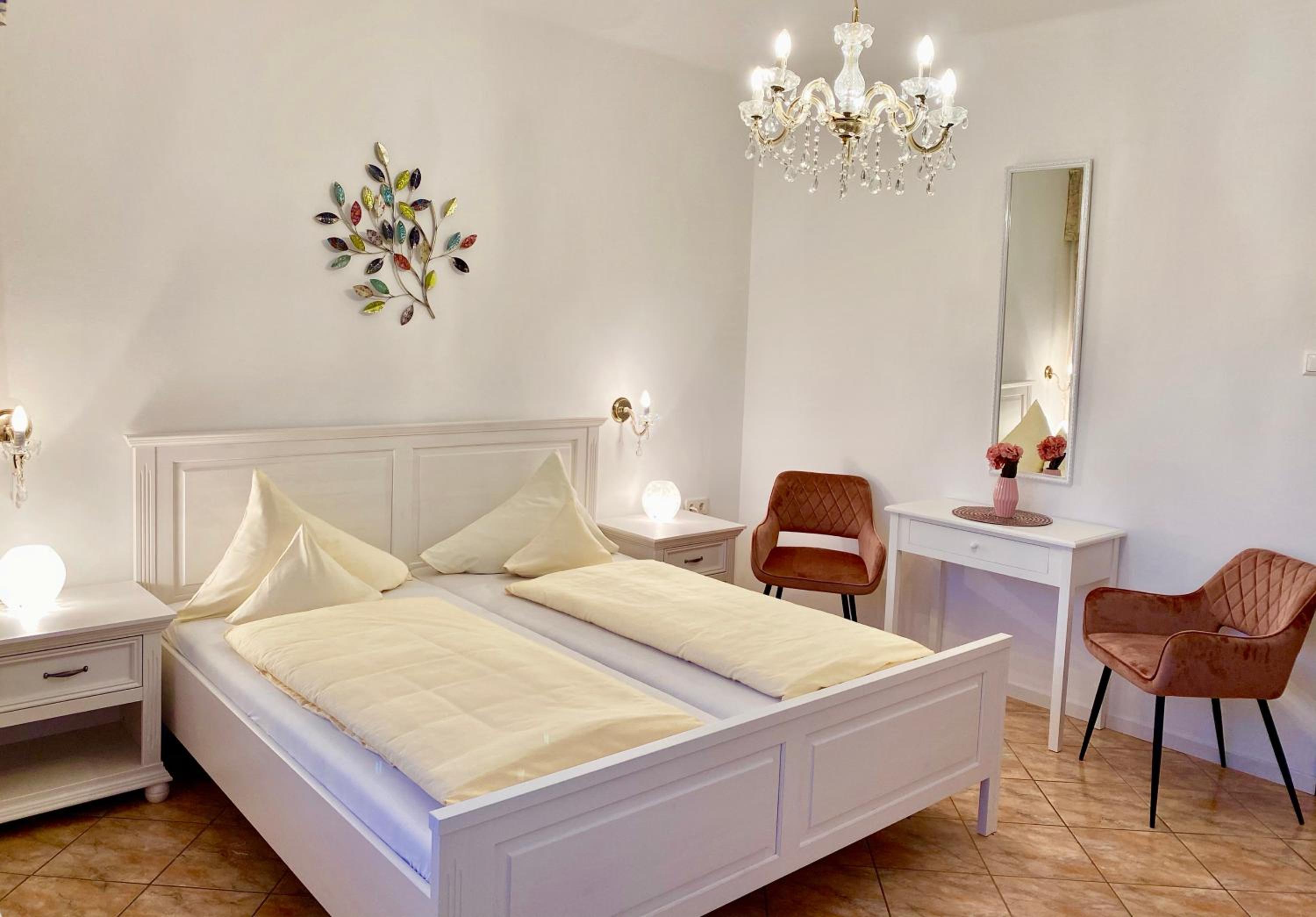 Large Double Room with Lake View - Photo 1