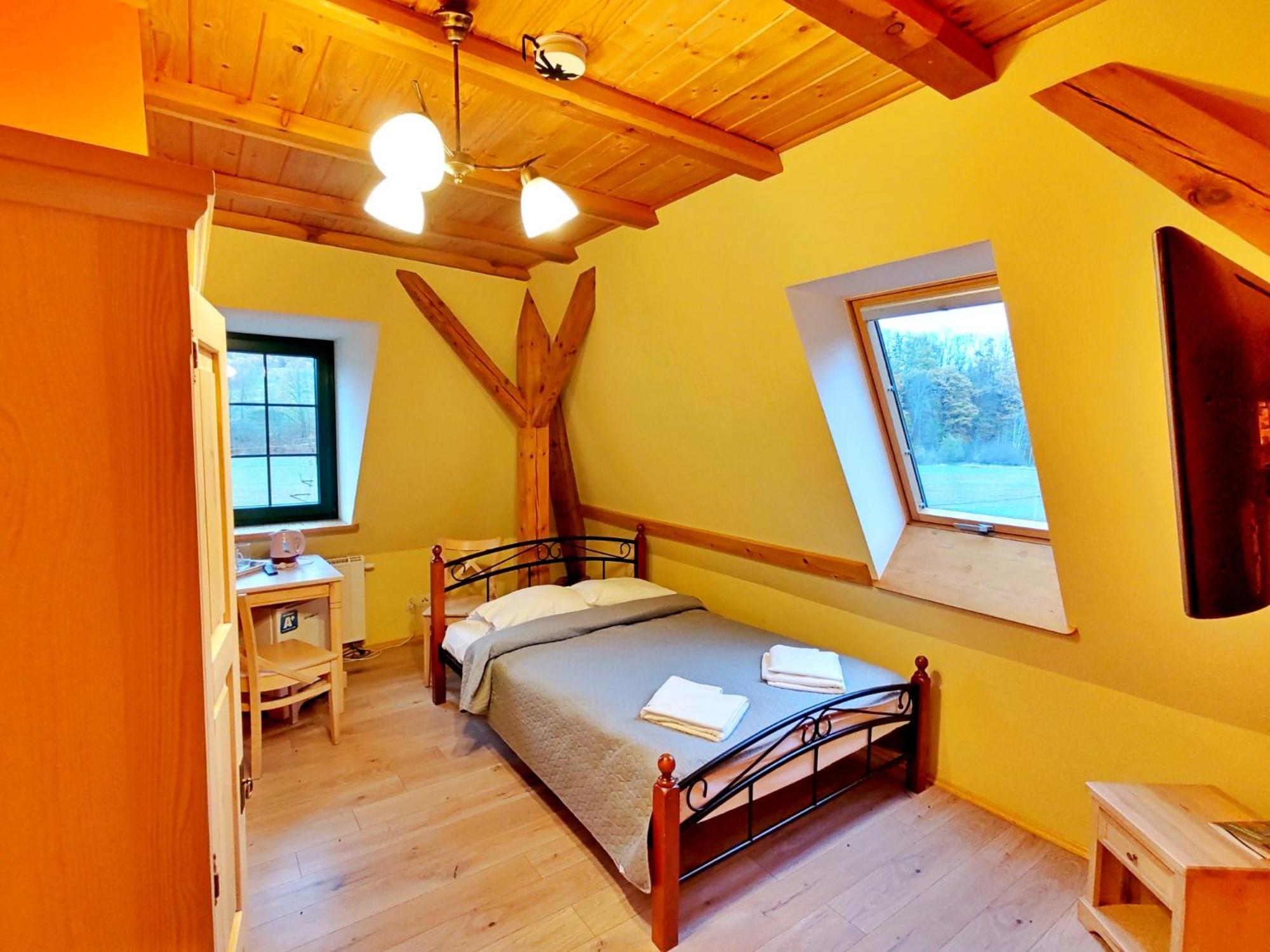 Double Room with Private Bathroom - Photo 2