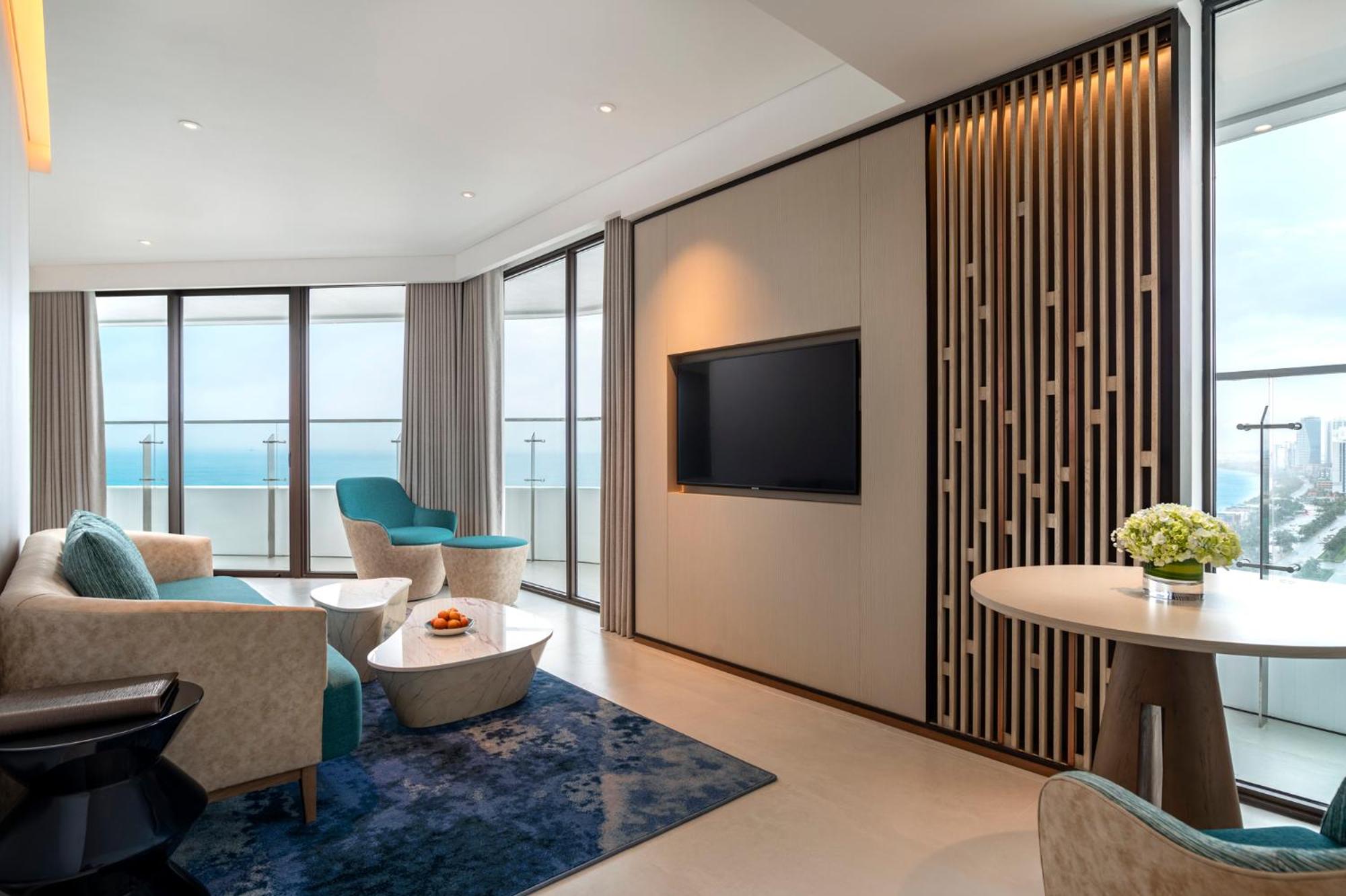 Executive Corner Suite with Ocean View and Lounge Access - Photo 4