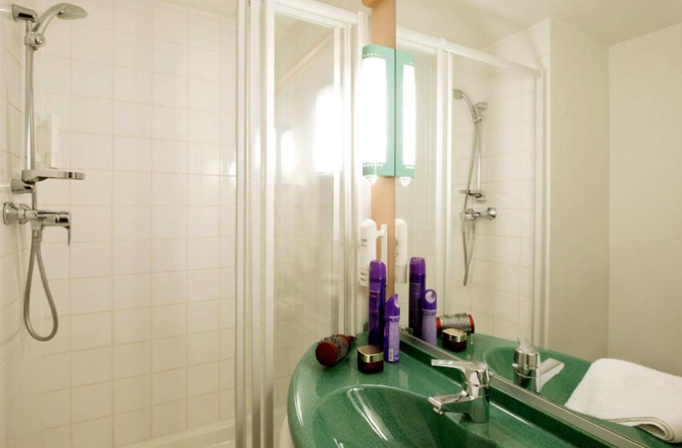 Standard Twin Room - Photo 5