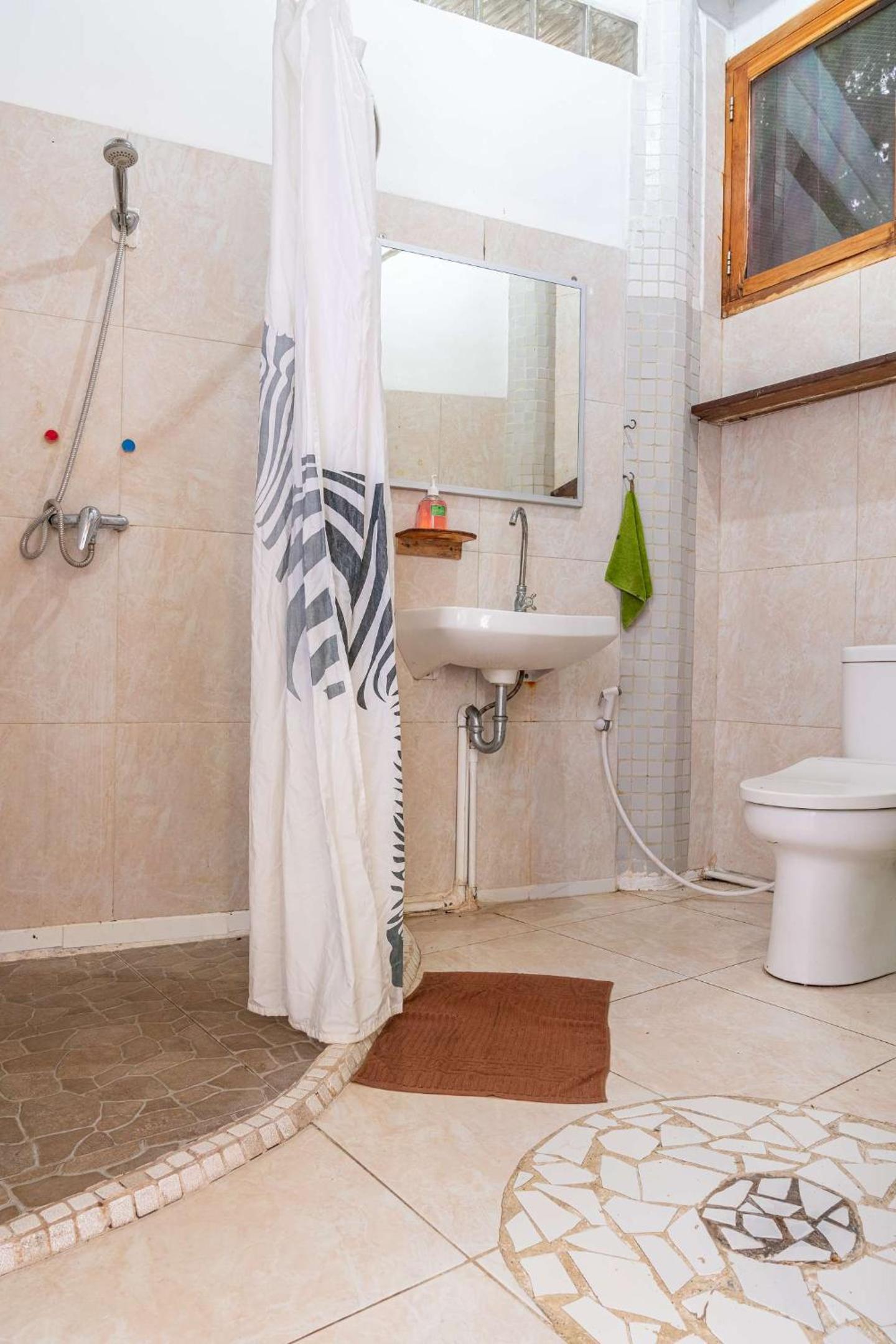 Double Room with Fan and Air Conditioning - Photo 19