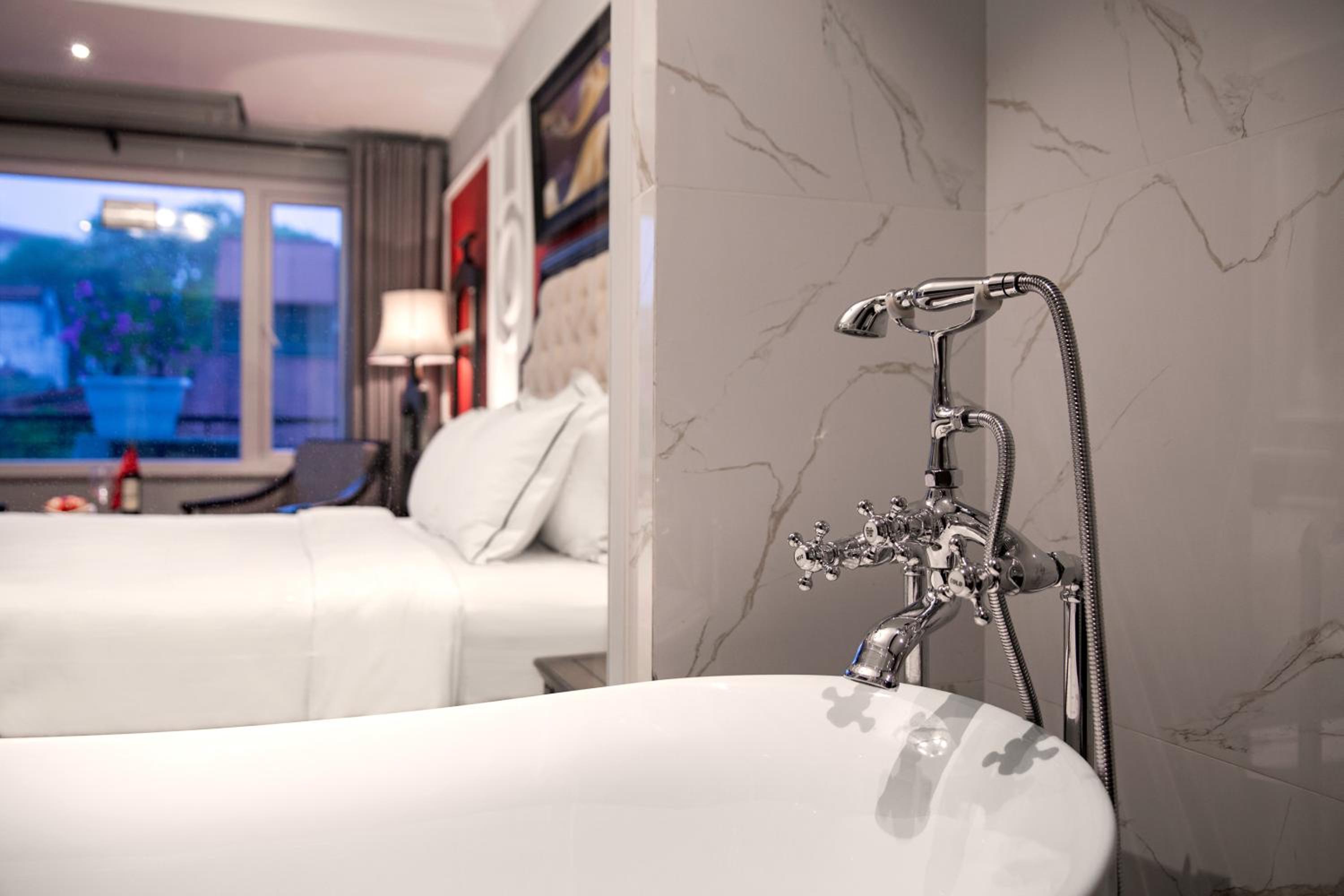 Executive Suite - Photo 2