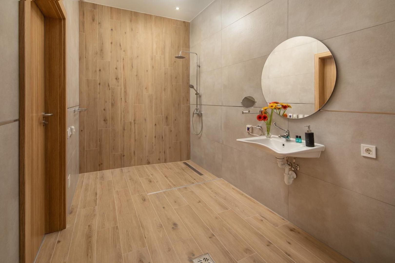 Twin Room - Disability Access photo 3