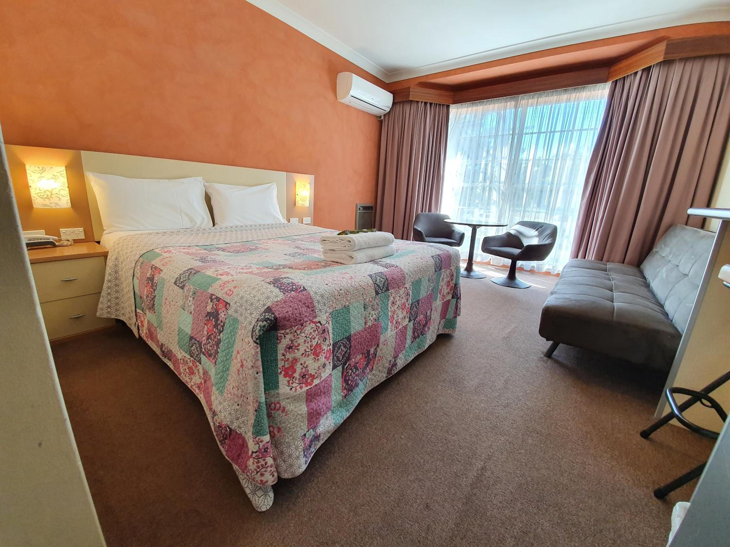 Queen Room photo 2