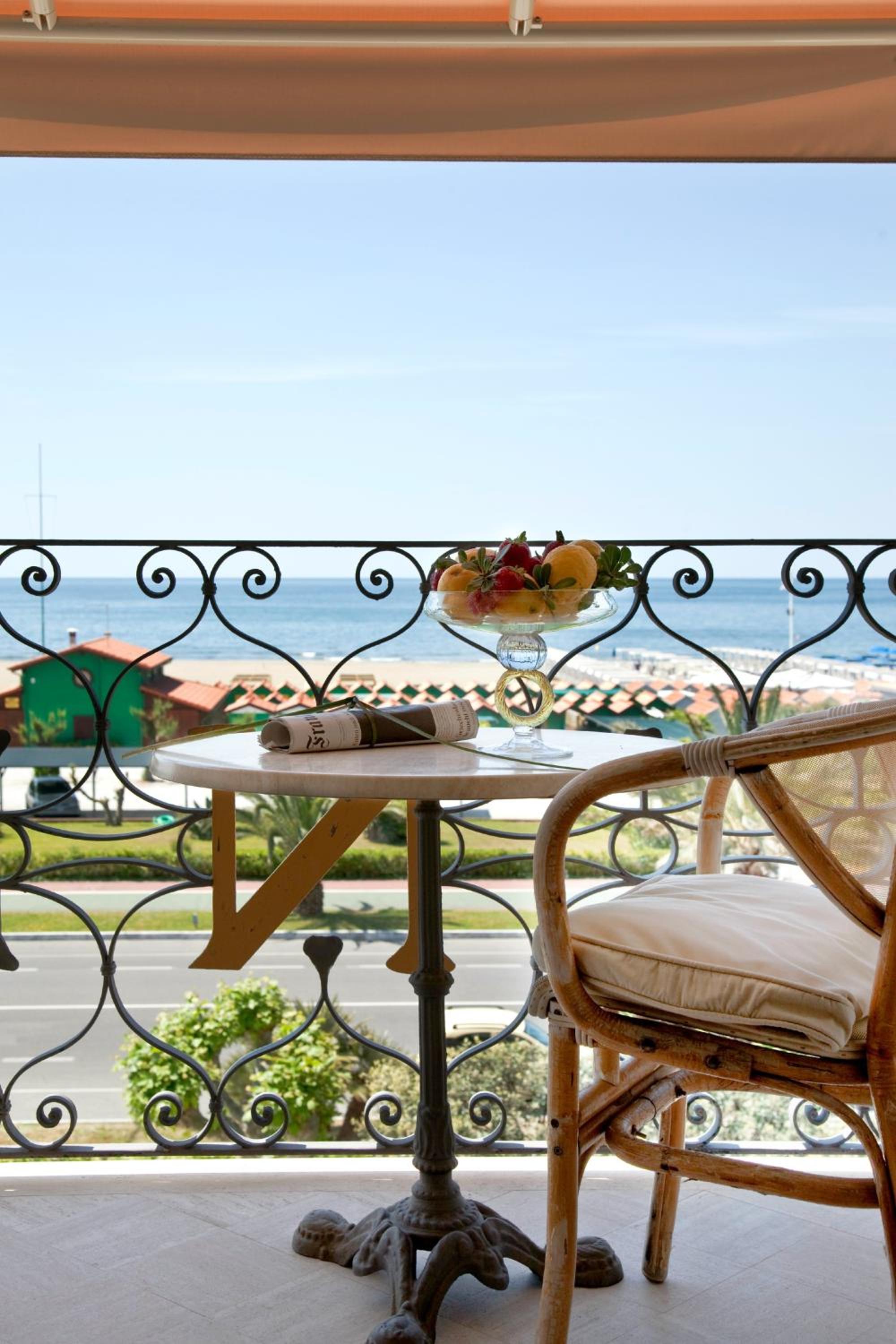 Classic Double or Twin Room with Sea View - Photo 5