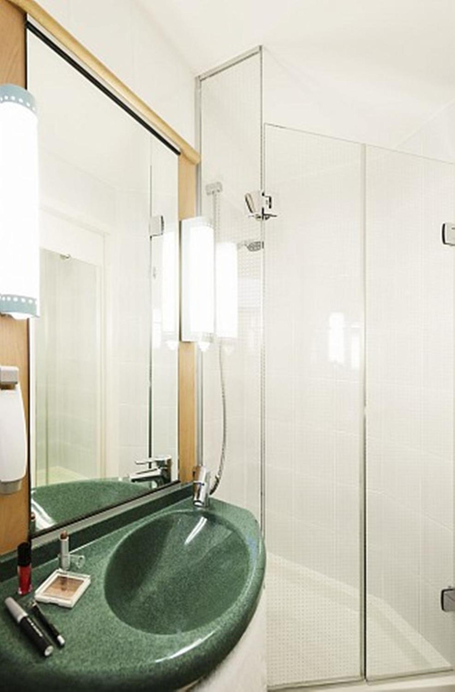 Standard Twin Room - Photo 4