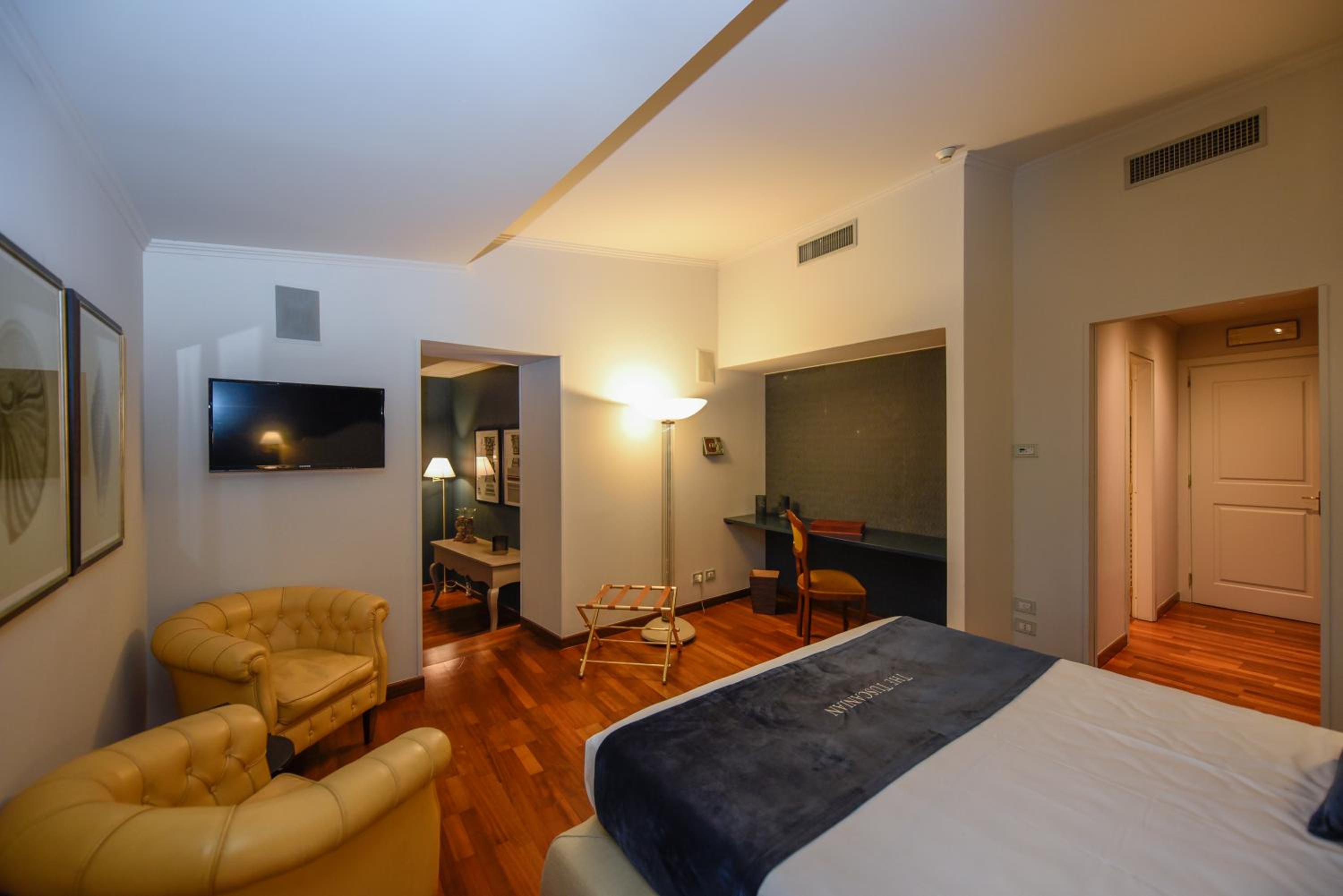  Deluxe King Suite - Photo 8