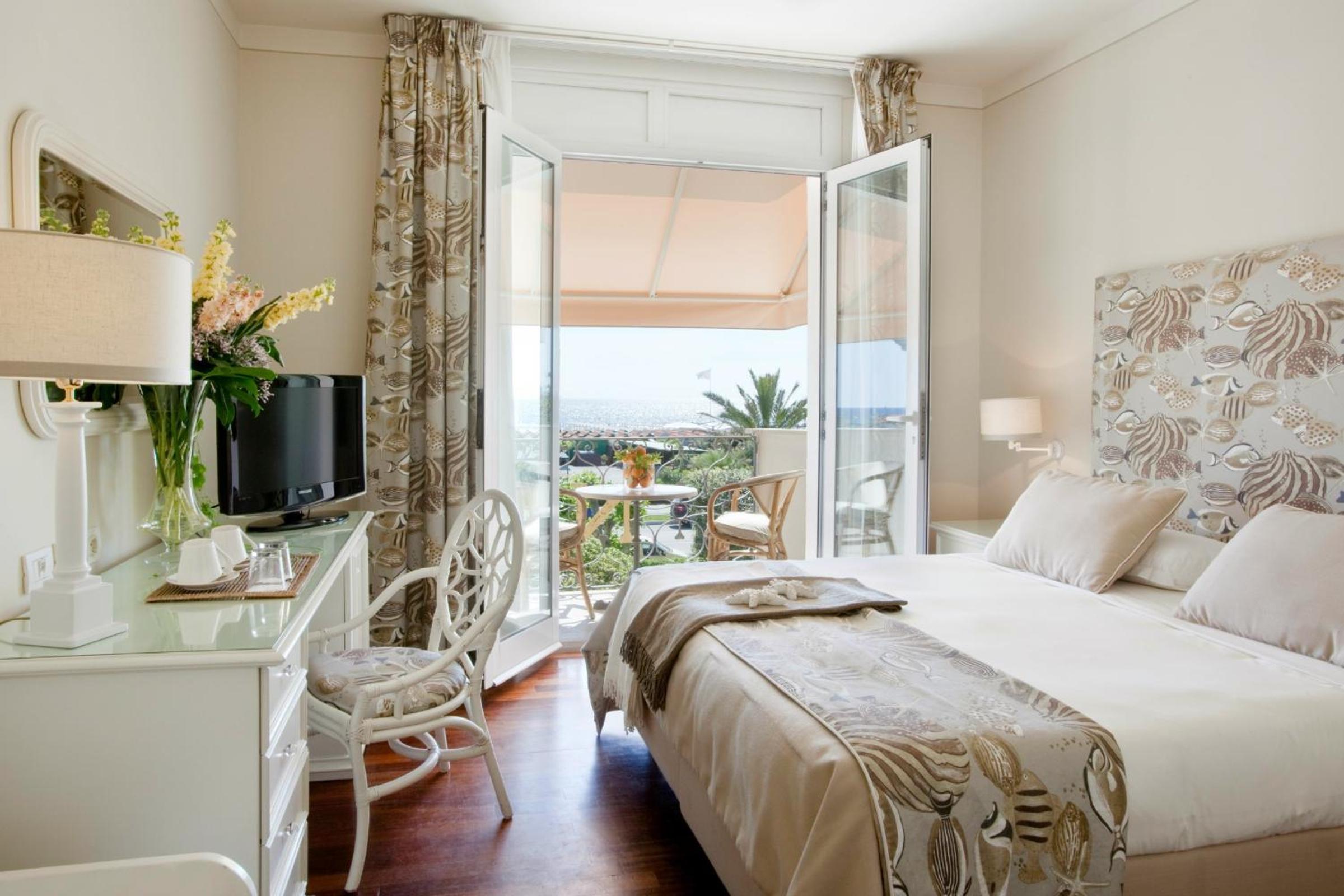 Classic Double or Twin Room with Sea View - Photo 4