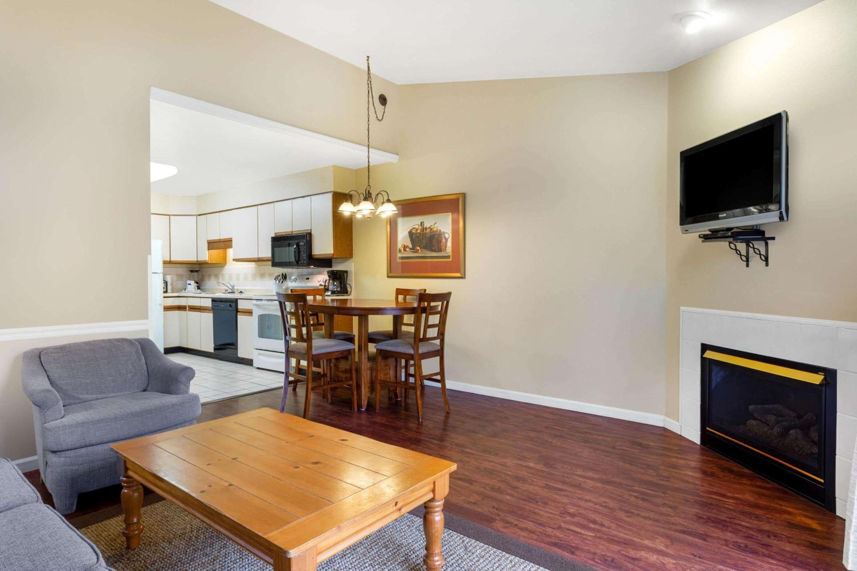 One-Bedroom Apartment with One Queen and One Sofa Bed - Non-Smoking photo 3