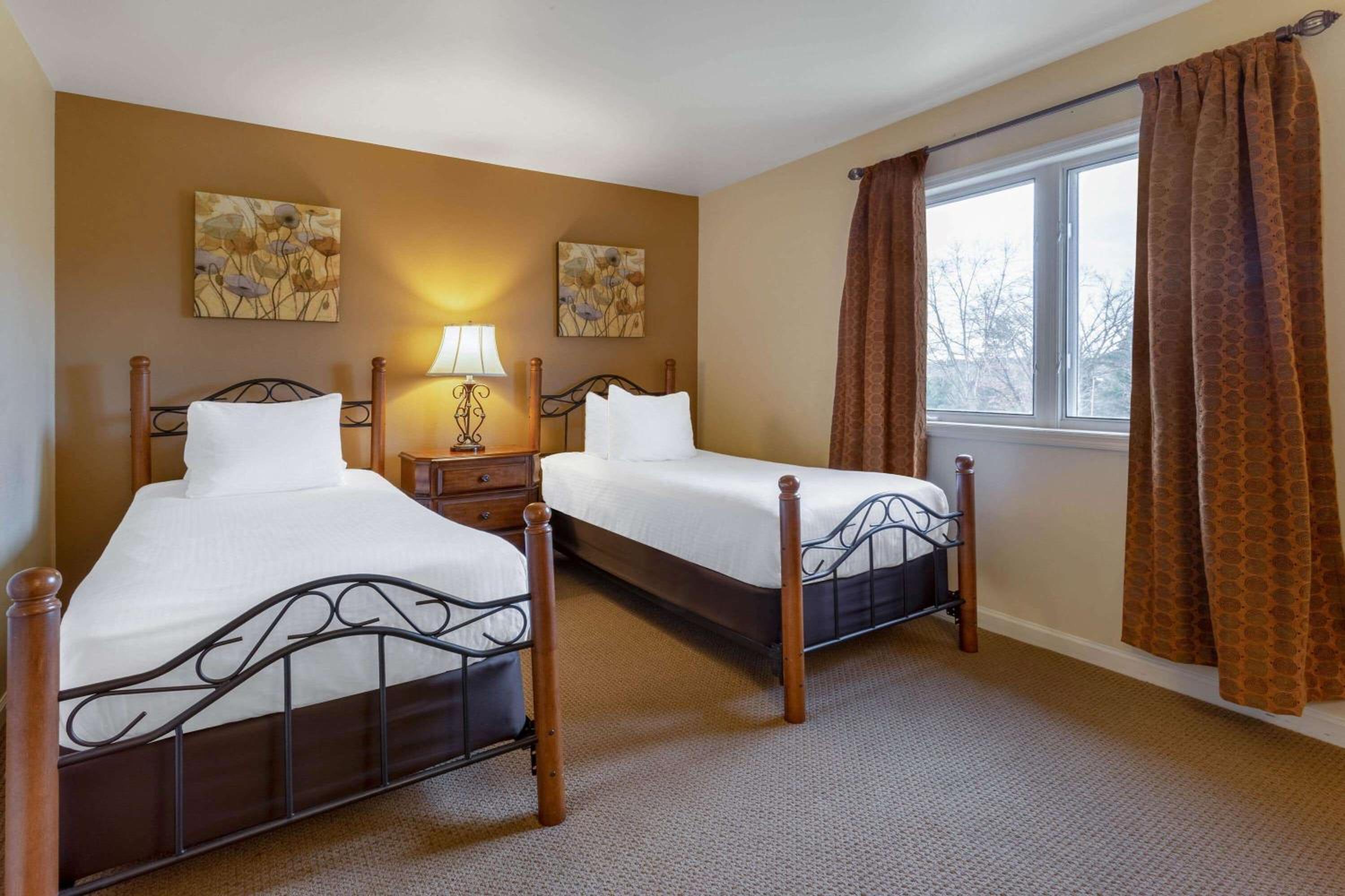 Two-Bedroom Apartment with One Queen Bed and Two Twin and One Sofa Bed or Two Queen Beds - Non-Smoking photo 2
