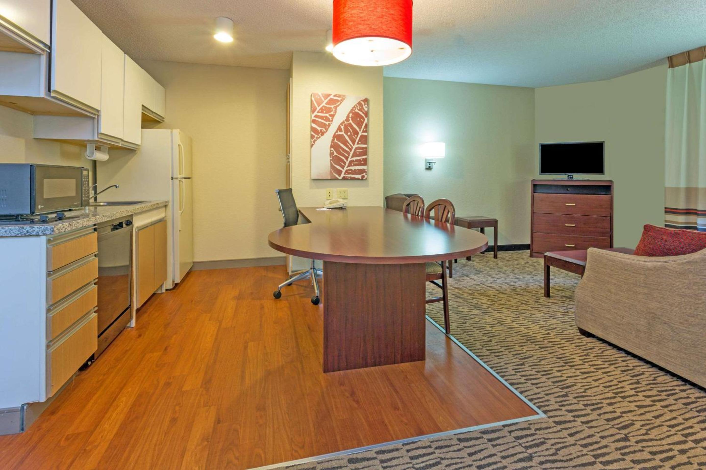 Queen Suite with Accessible Tub and Sofabed - Accessible/Non Smoking - Photo 4