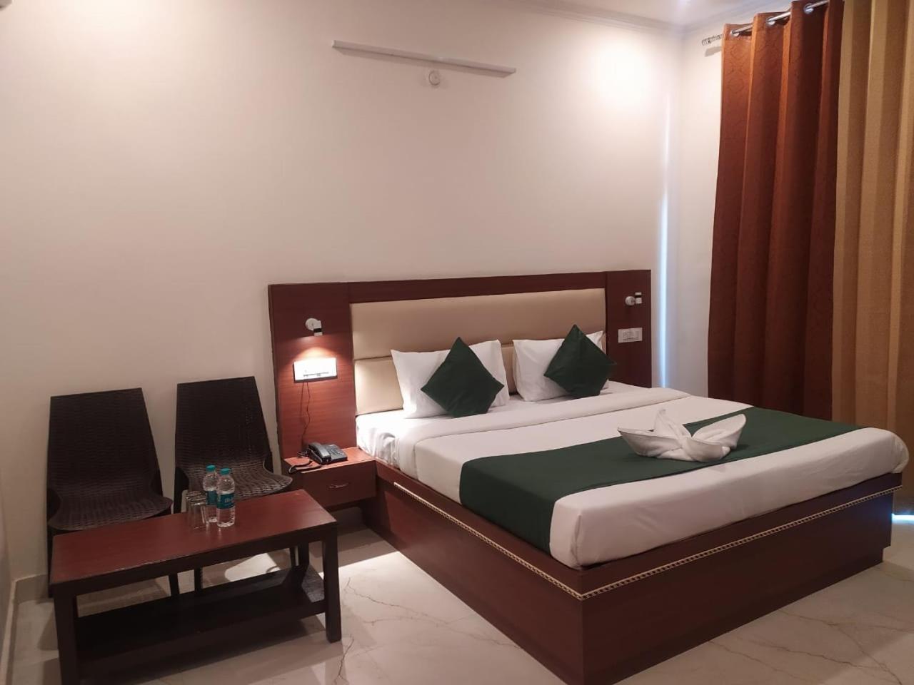 Deluxe Double Room with Balcony - Photo 17