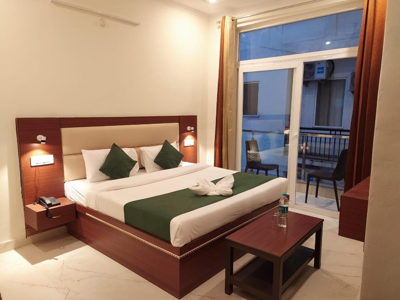 Deluxe Double Room with Balcony - Photo 21