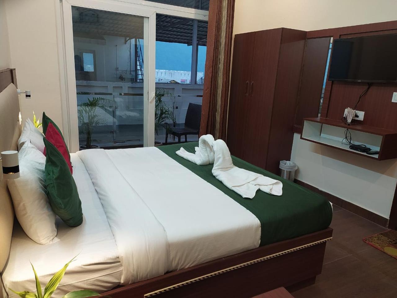 Deluxe Double Room with Balcony - Photo 16