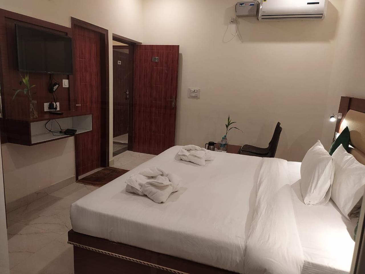 Deluxe Double Room with Balcony - Photo 14