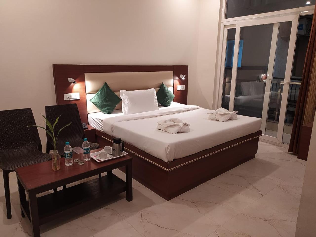 Deluxe Double Room with Balcony - Photo 18