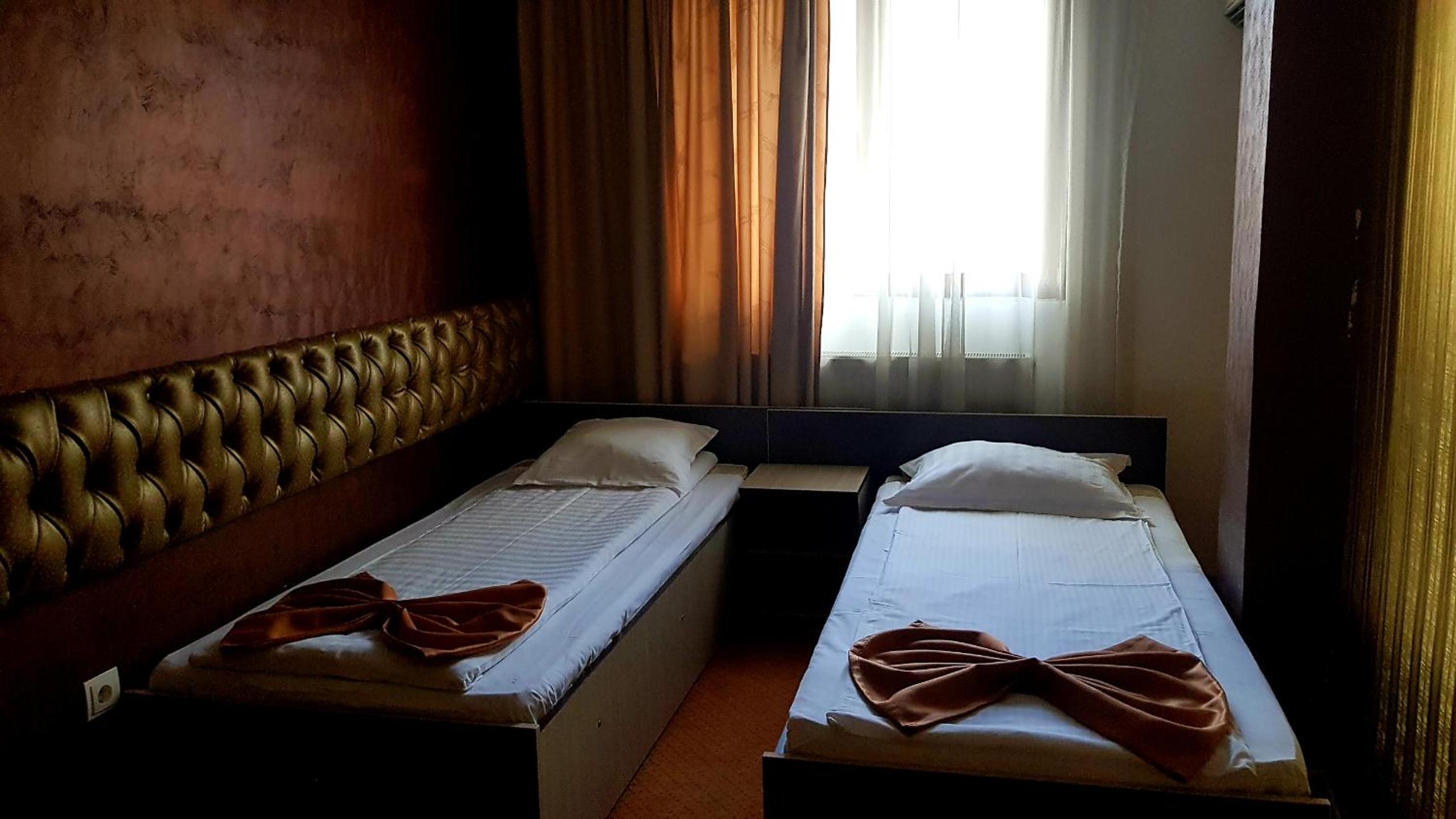 Economy Twin Room photo 2