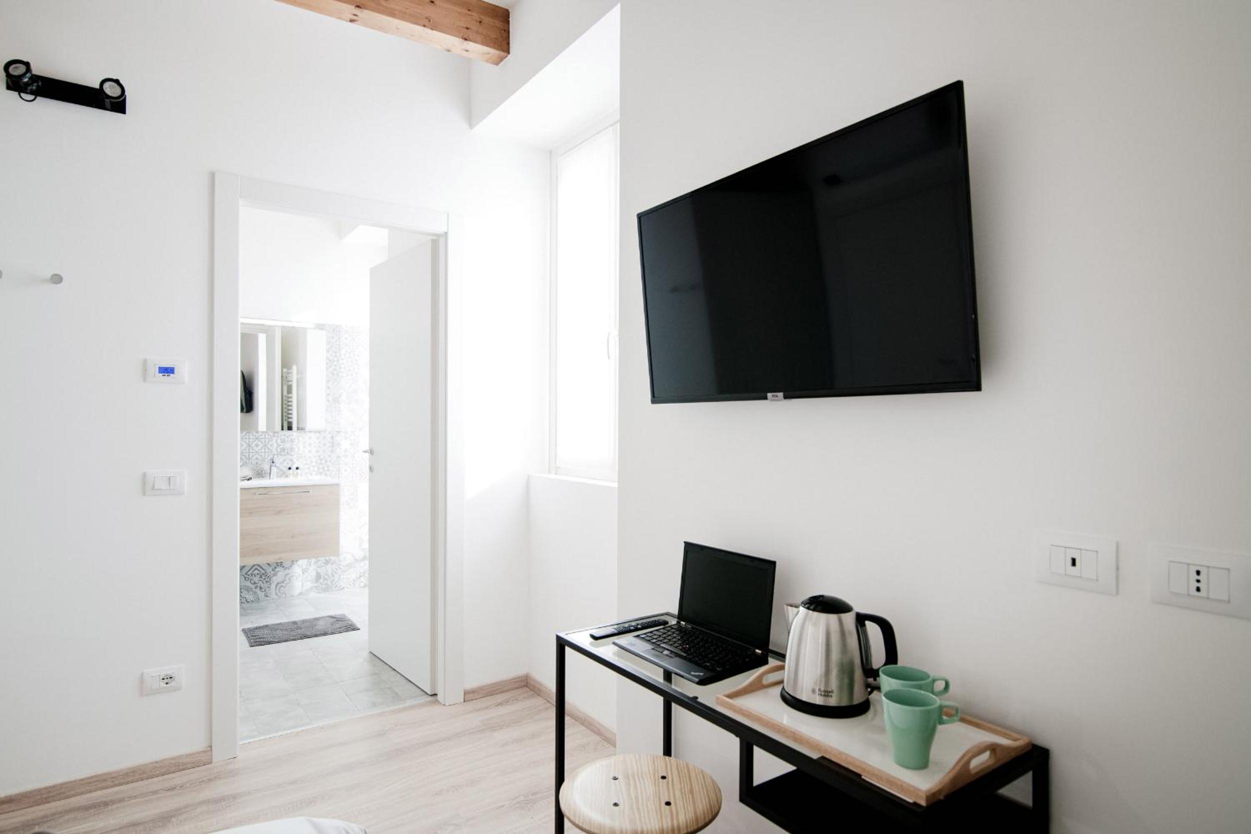 King Room with Balcony - Photo 2