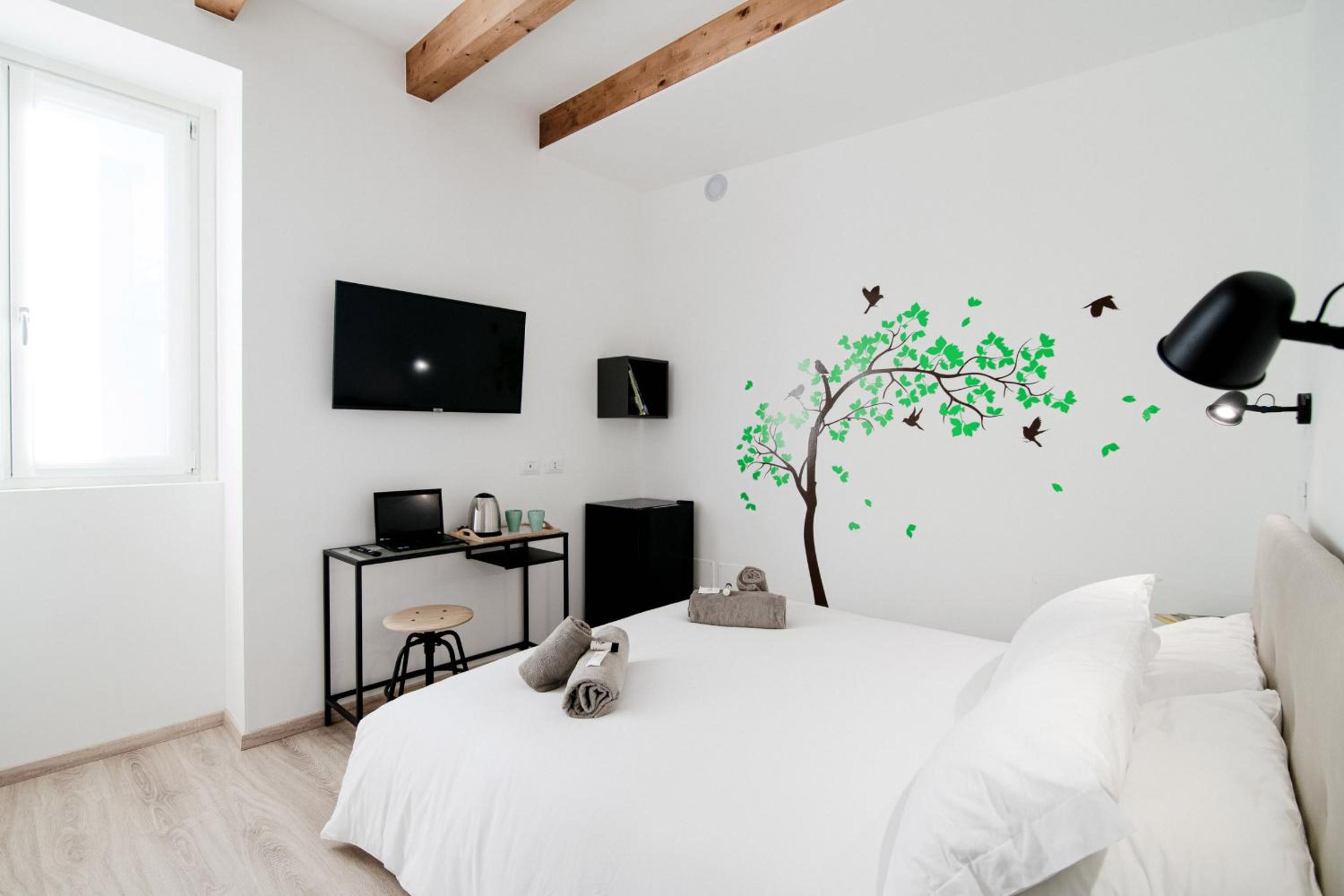 King Room with Balcony - Photo 40