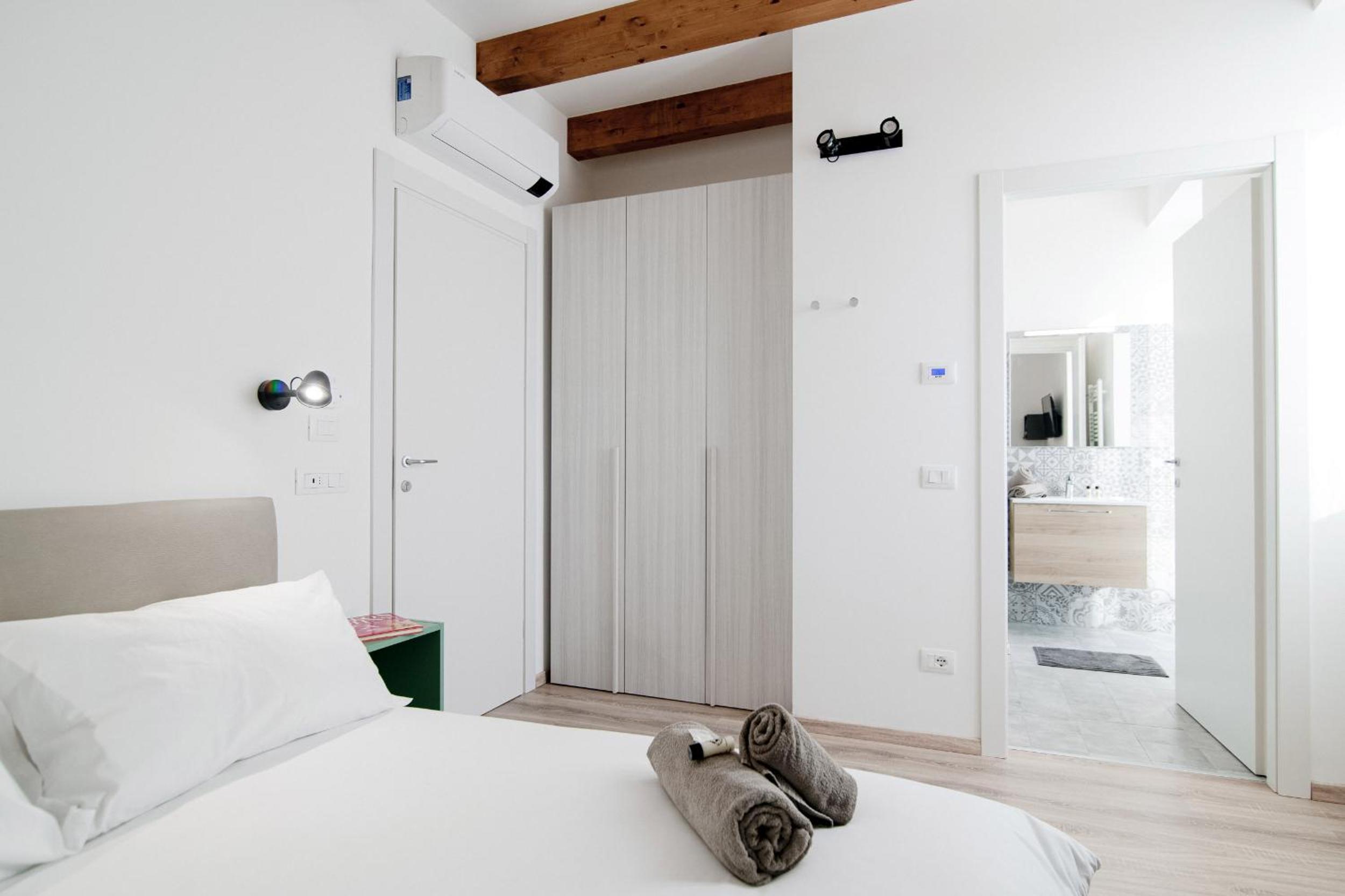 King Room with Balcony - Photo 37