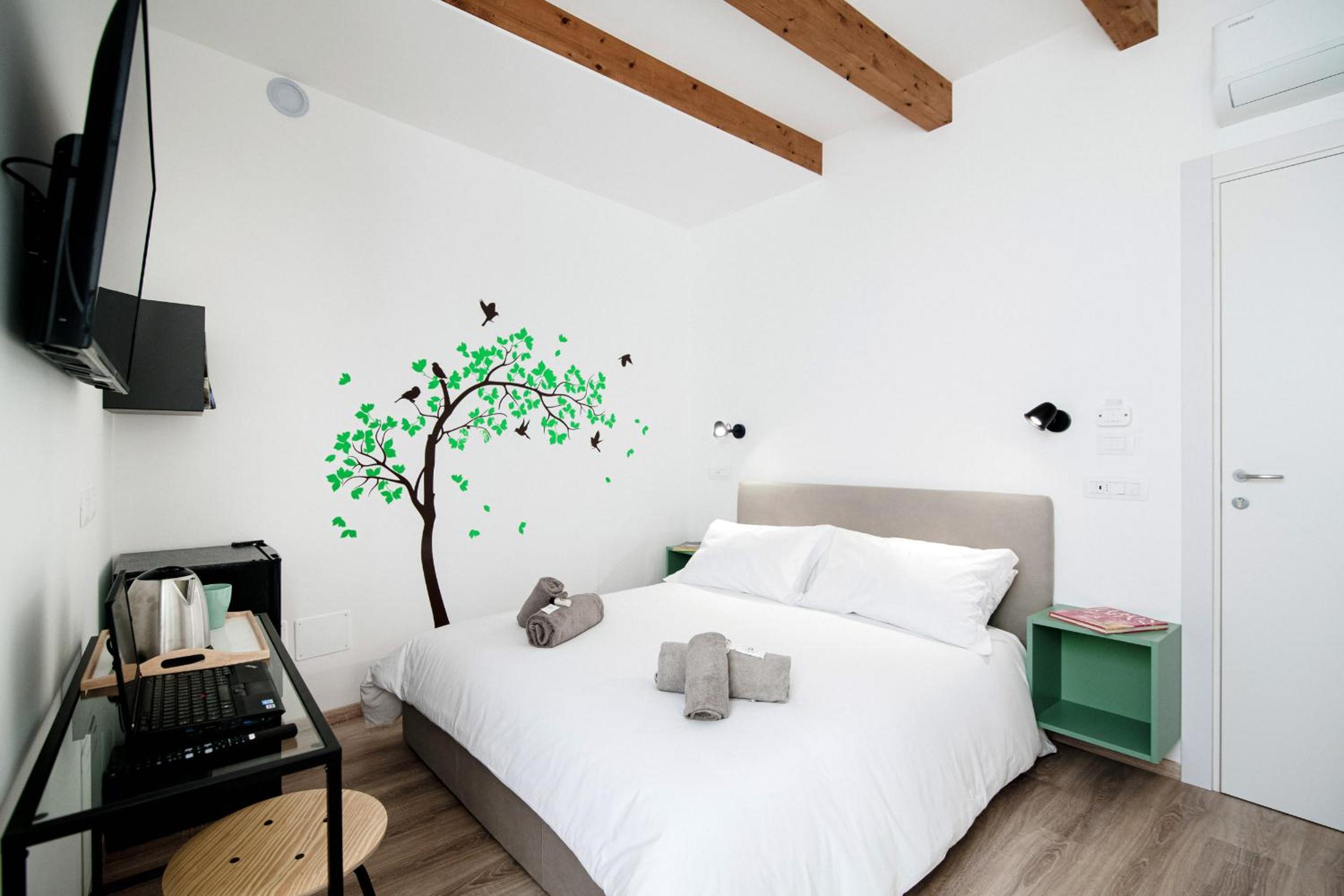 King Room with Balcony - Photo 36