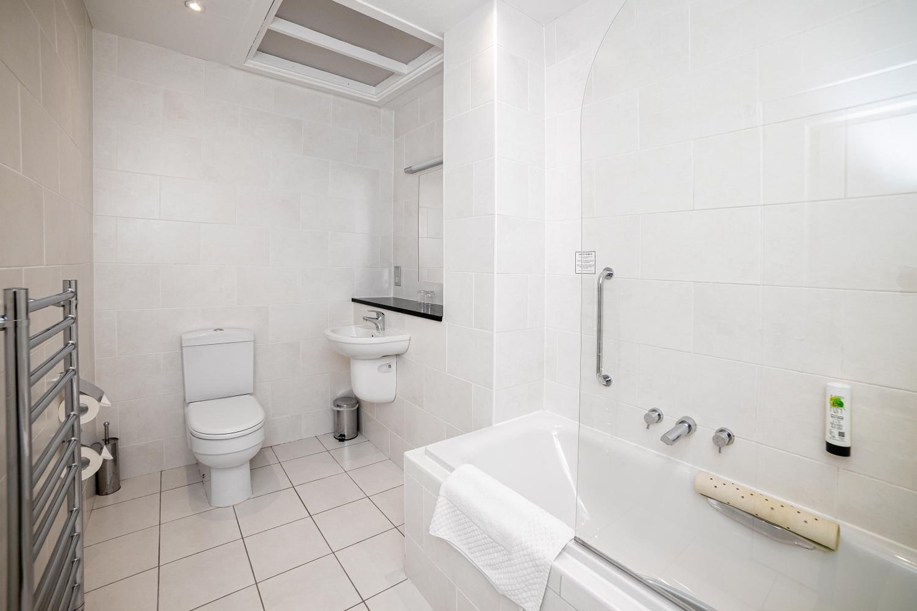 Family Room with Private Bathroom - Photo 2