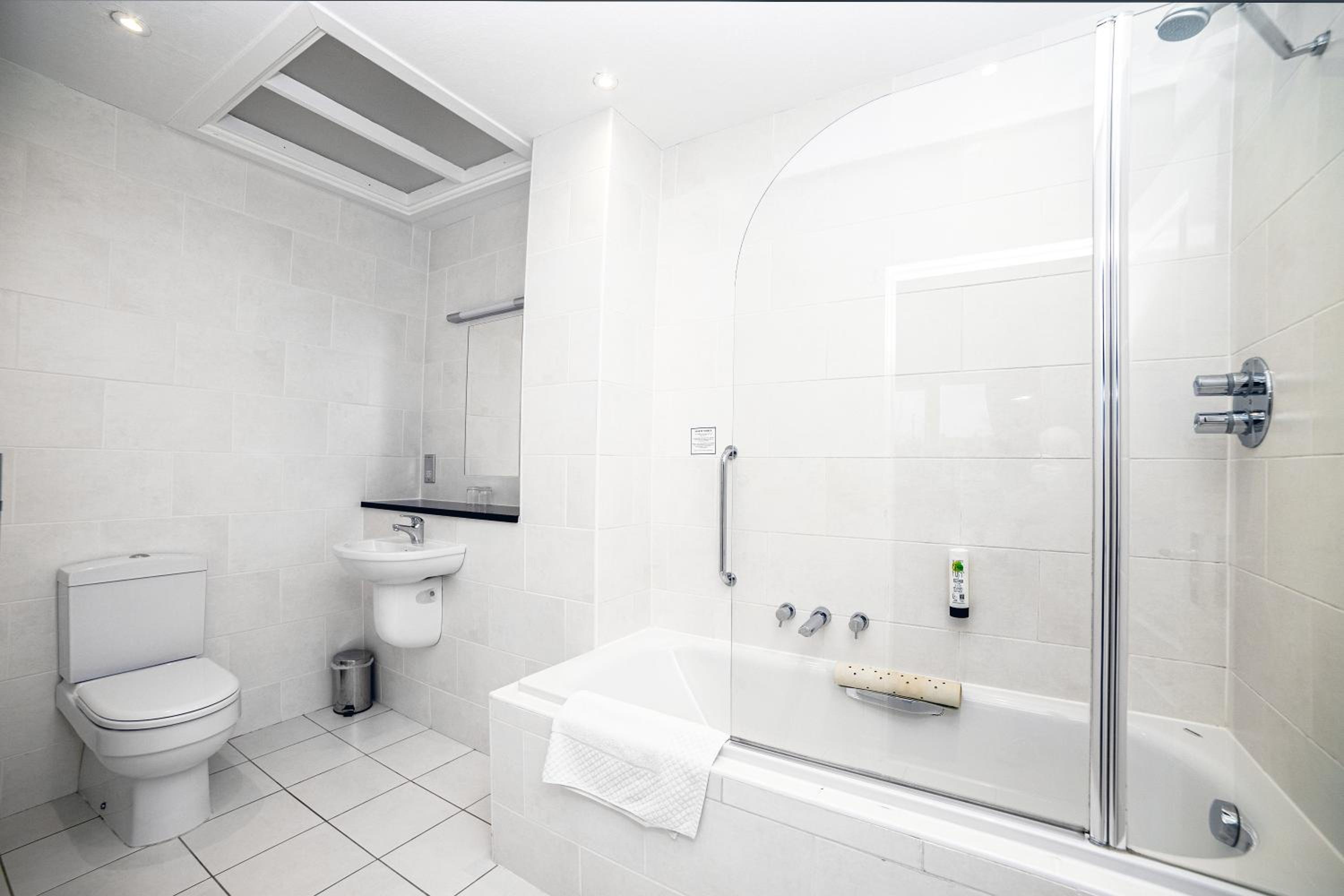 Family Room with Private Bathroom - Photo 3