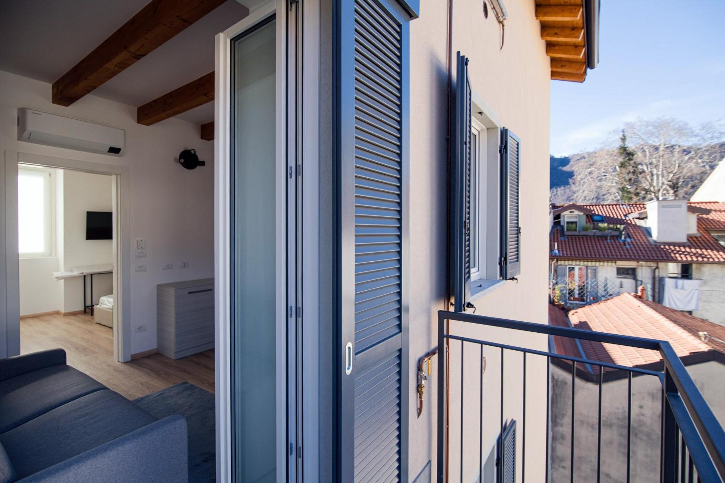 King Room with Balcony - Photo 16