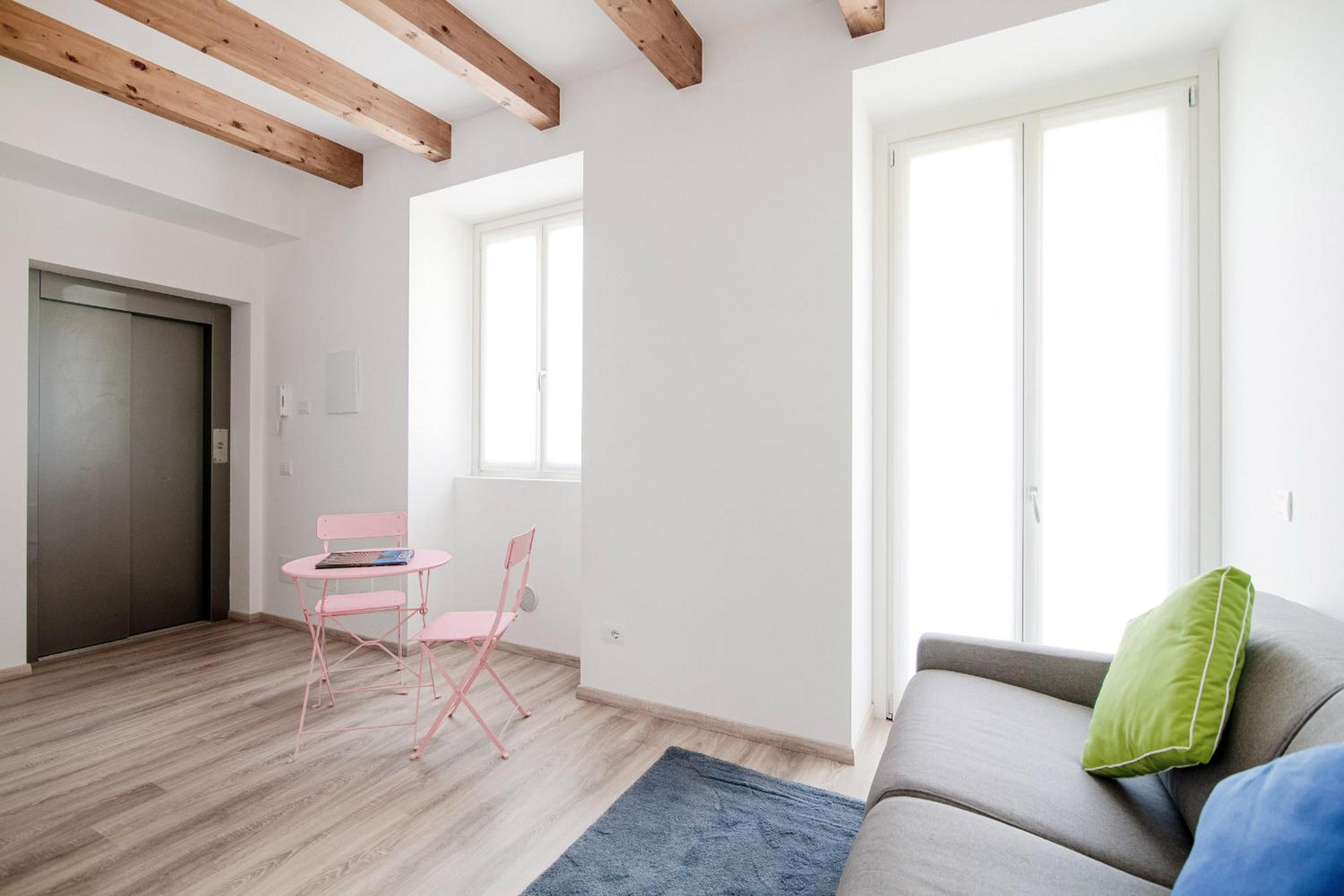 King Room with Balcony - Photo 20