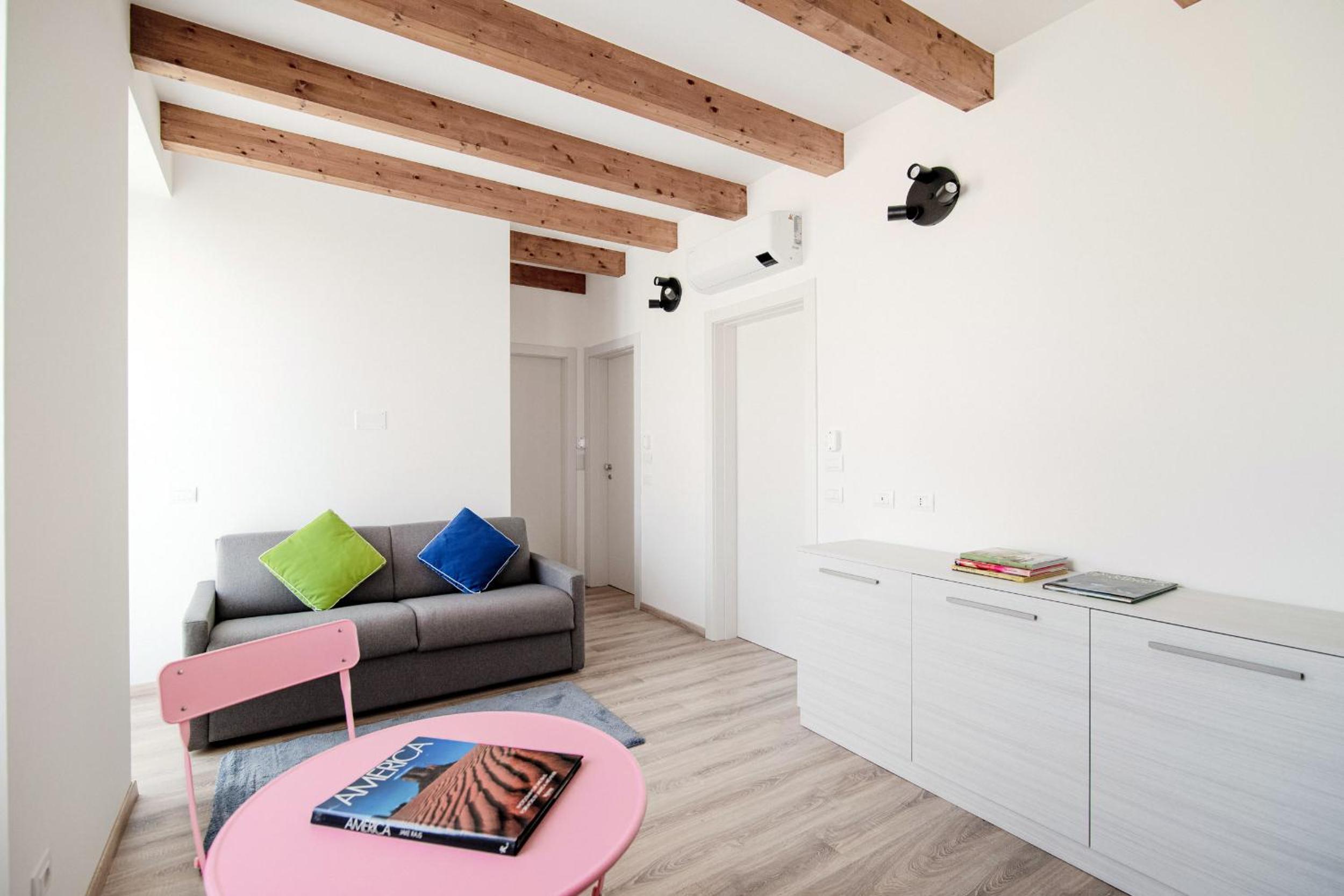 King Room with Balcony - Photo 18