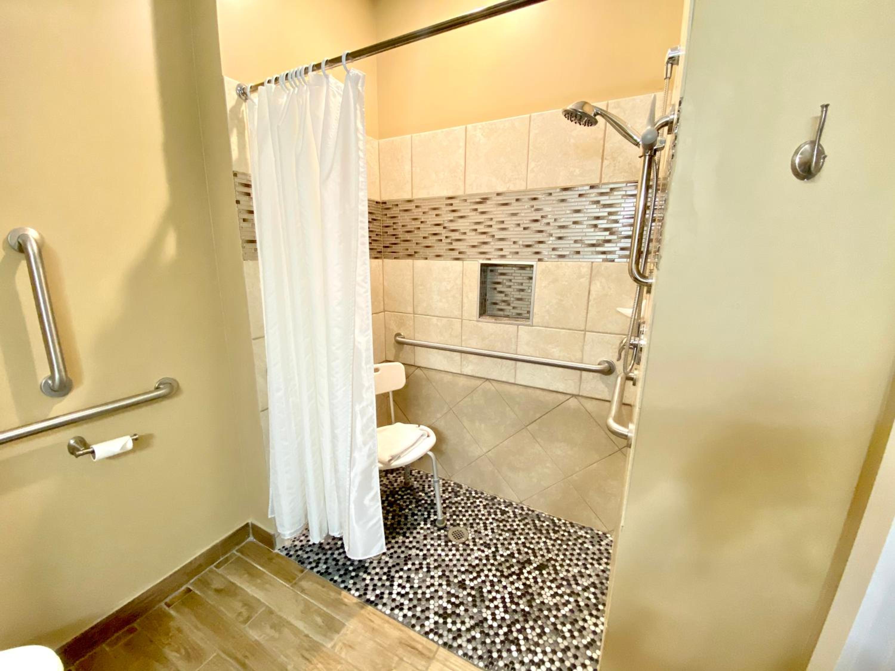 Queen Room - Disability Access photo 3