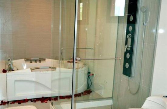 King Suite with Spa Bath photo 3