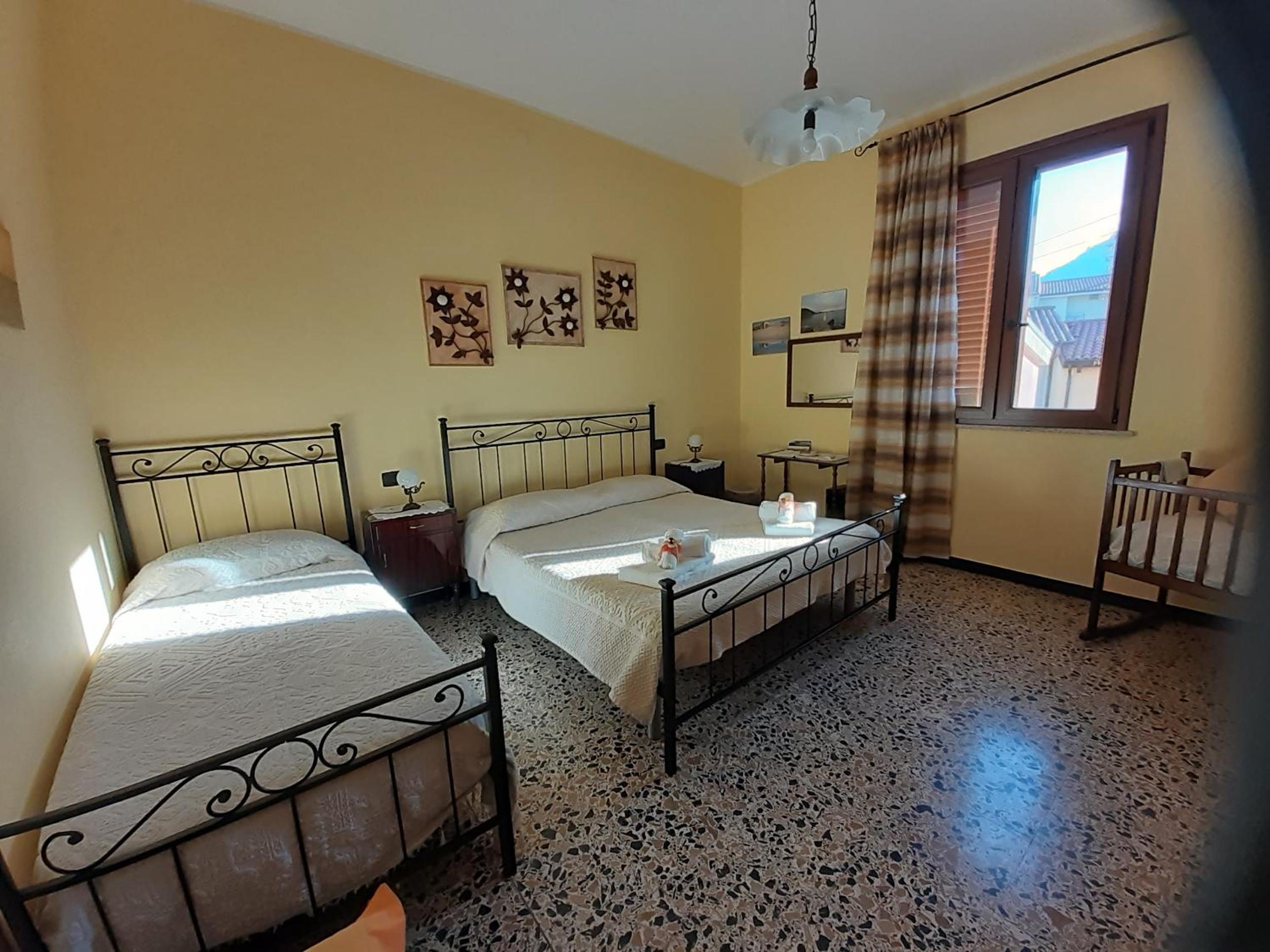 Basic Triple Room with Shared Bathroom