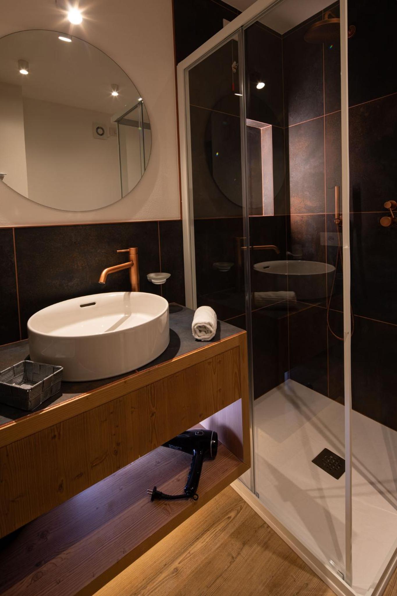Double or Twin Room with Balcony - Photo 4