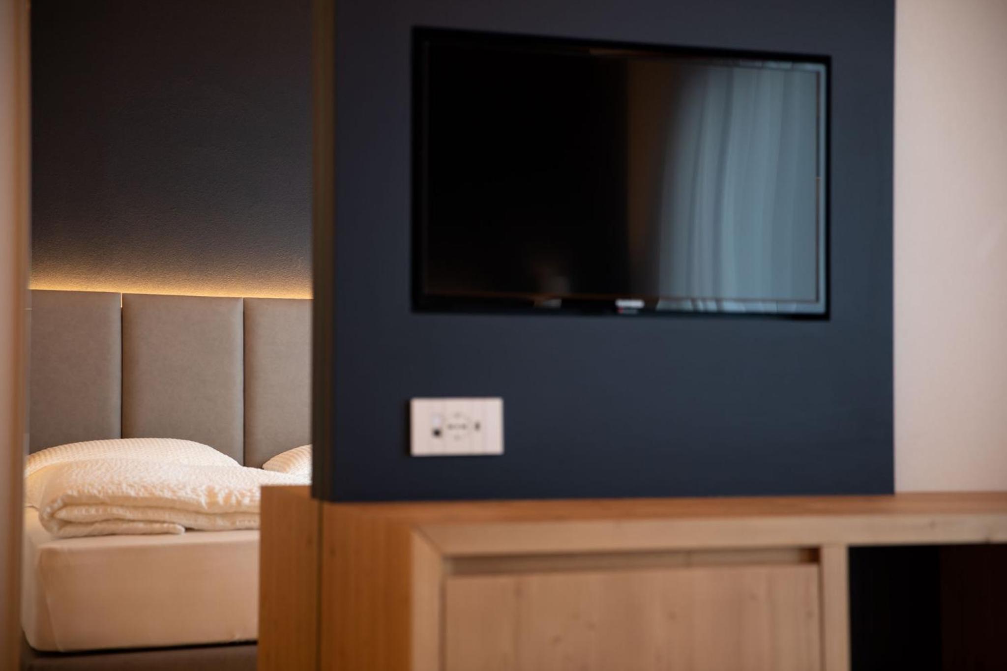Double or Twin Room with Balcony - Photo 2