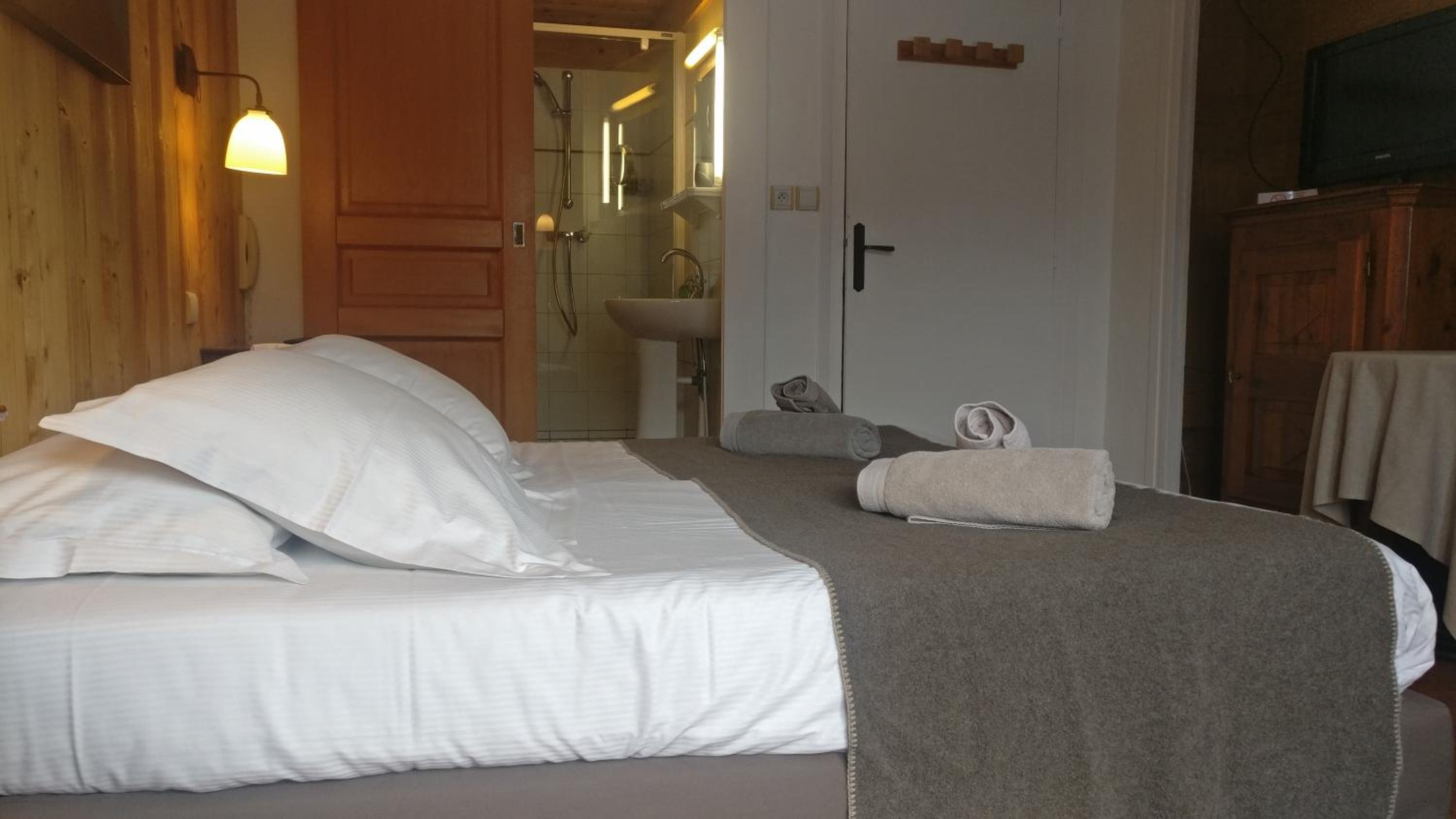 Economic Twin Room with Shower photo 3