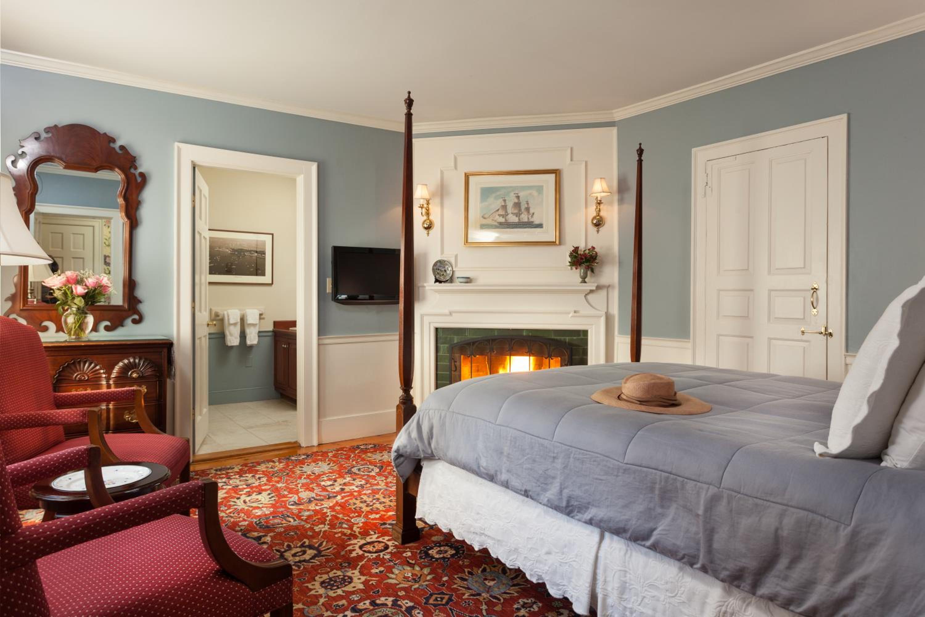 Queen Room with Fireplace photo 2