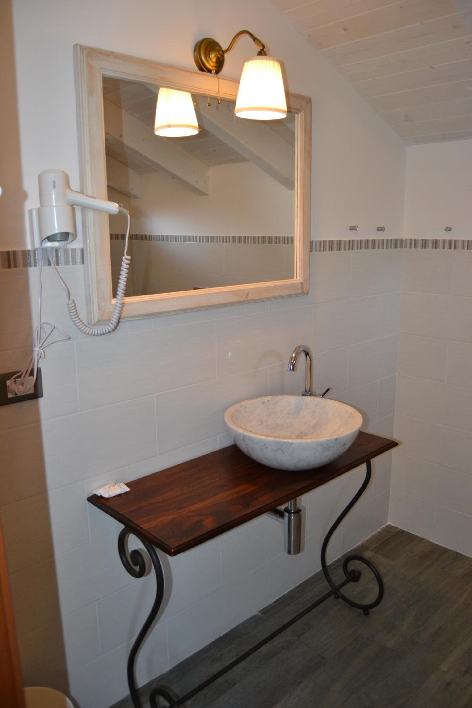 Double Room - Photo 9